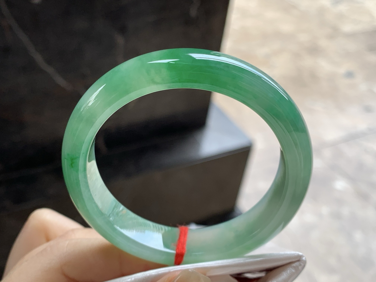 53.5-12.4-7.8

带色手镯^_^底子细腻 绿色浓郁漂亮