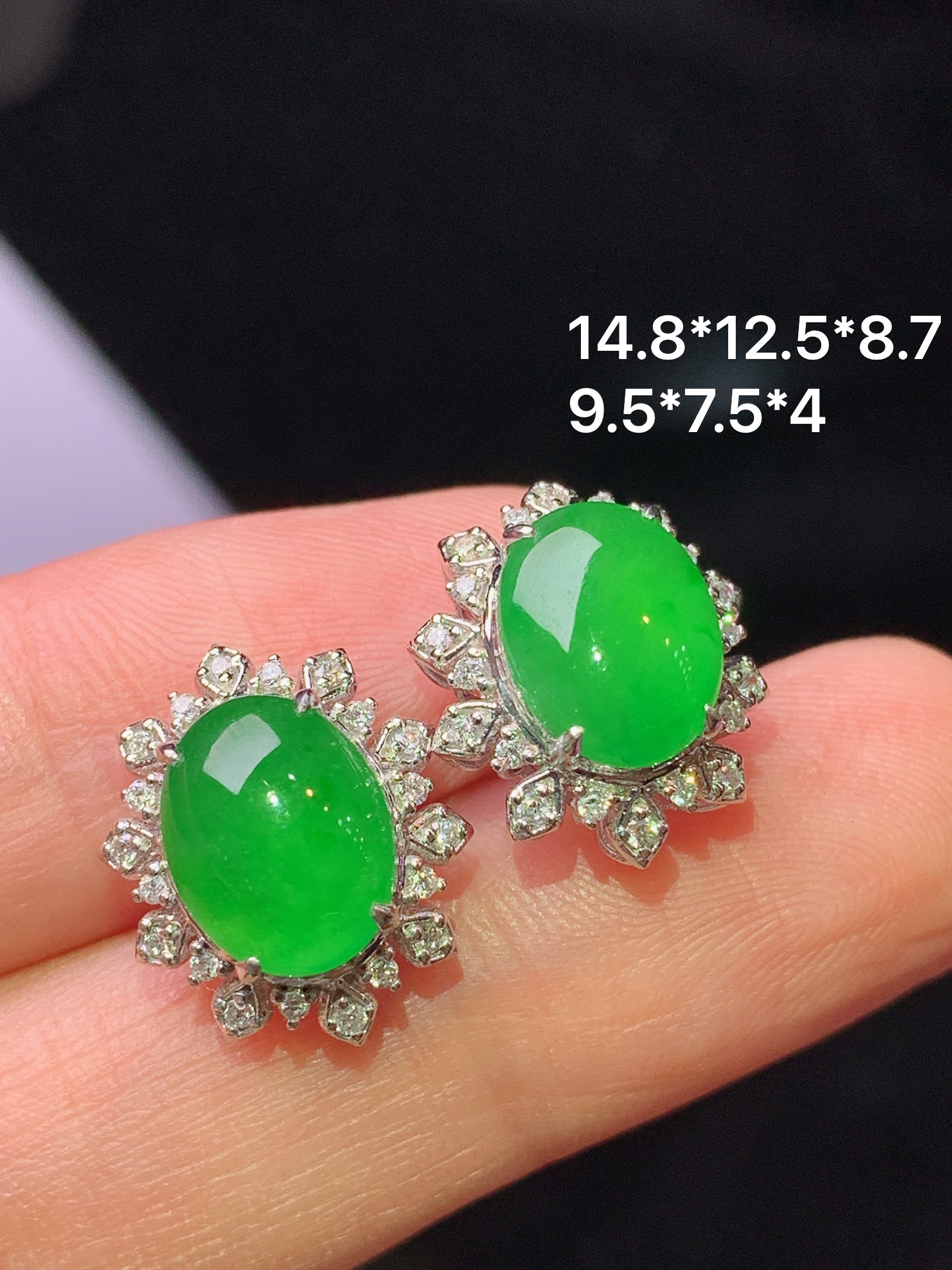 18k金钻镶嵌满绿蛋面耳钉 玉质细腻 色泽艳丽清新 水润亮眼 整体尺寸14.8*12.5*8.7L2