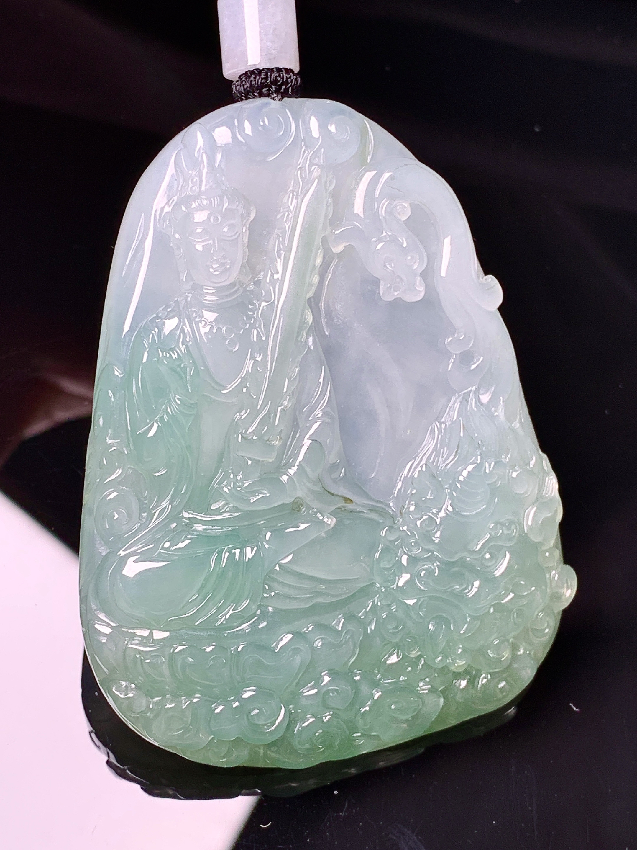 18k金钻镶嵌飘绿文殊观音菩萨吊坠 玉质细腻 色泽艳丽清新 水润亮眼 整体尺寸58.7*44.5*8.8L1