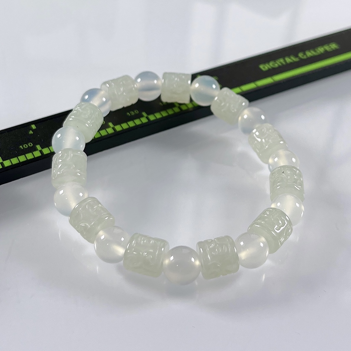 缅甸天然翡翠A货，冰种起胶六字箴言路路通手串手链，尺寸：取一7.8/8.2（直径）mm/11颗，重量22.32g，白珠为玛瑙材质。