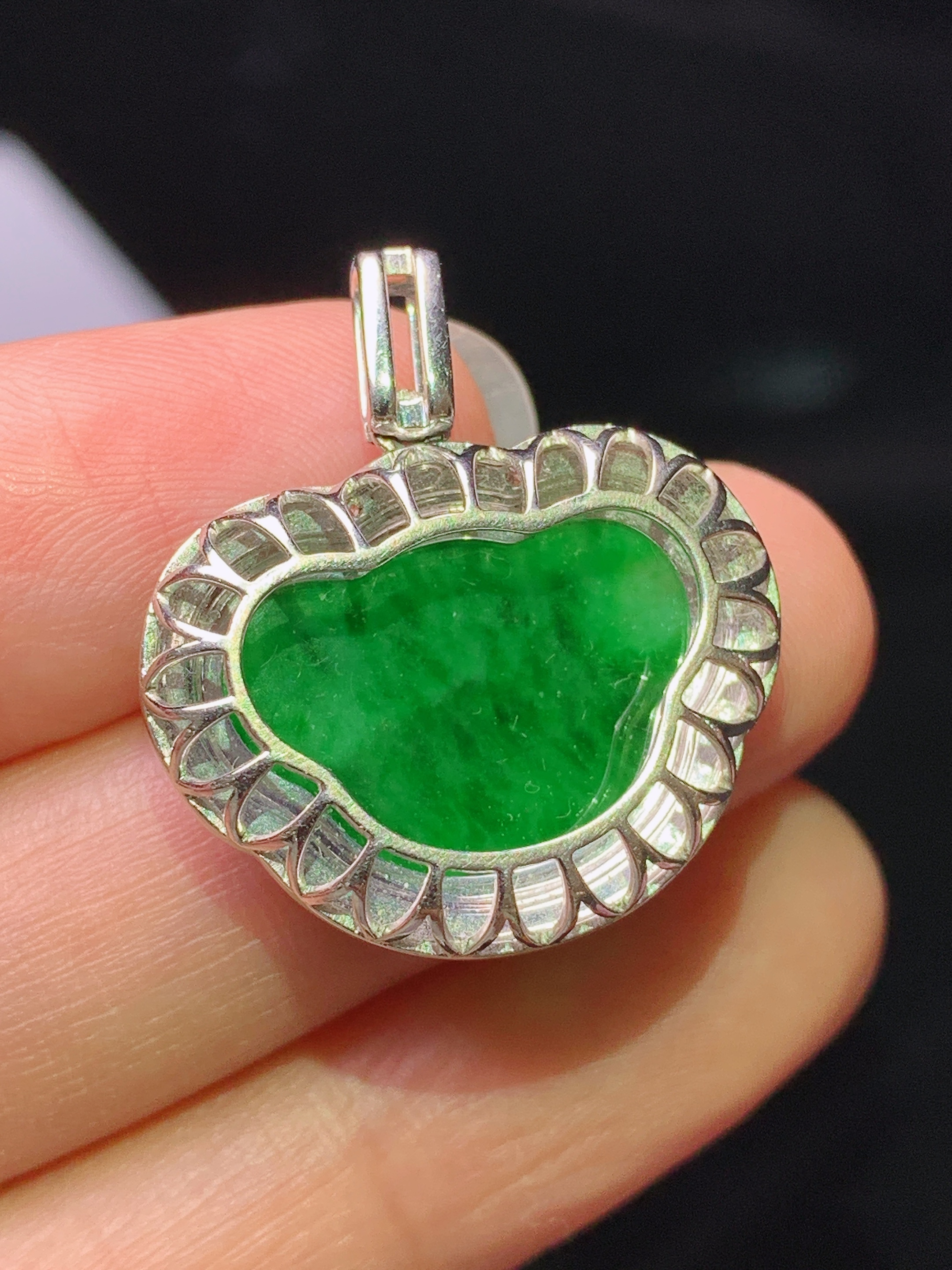 18k金钻镶嵌翠绿如意头吊坠 玉质细腻 色泽艳丽清新 水润亮眼 整体尺寸25.6*22.8*6.6m1