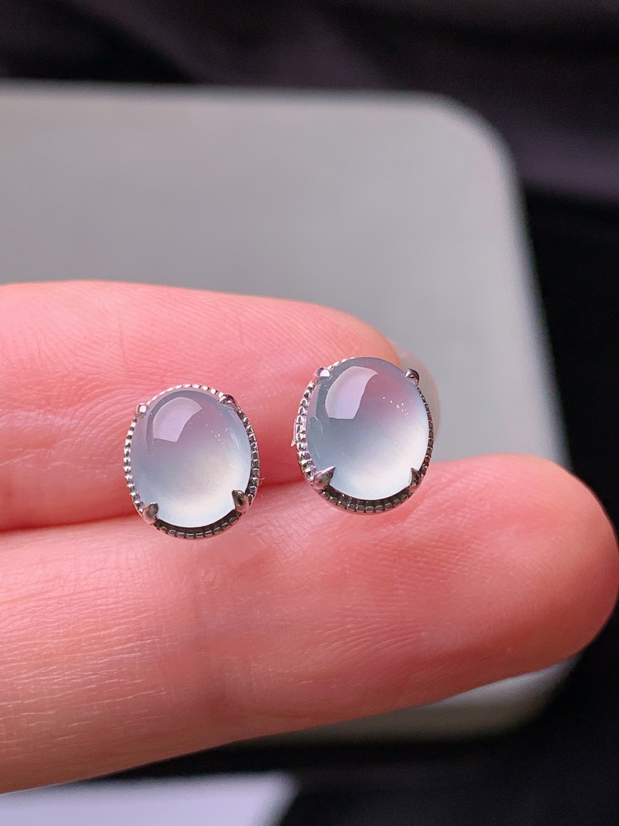 18k金镶嵌冰种蛋面耳钉 玉质细腻 色泽艳丽清新 水润亮眼 整体尺寸8.5*7.5*4.8j2