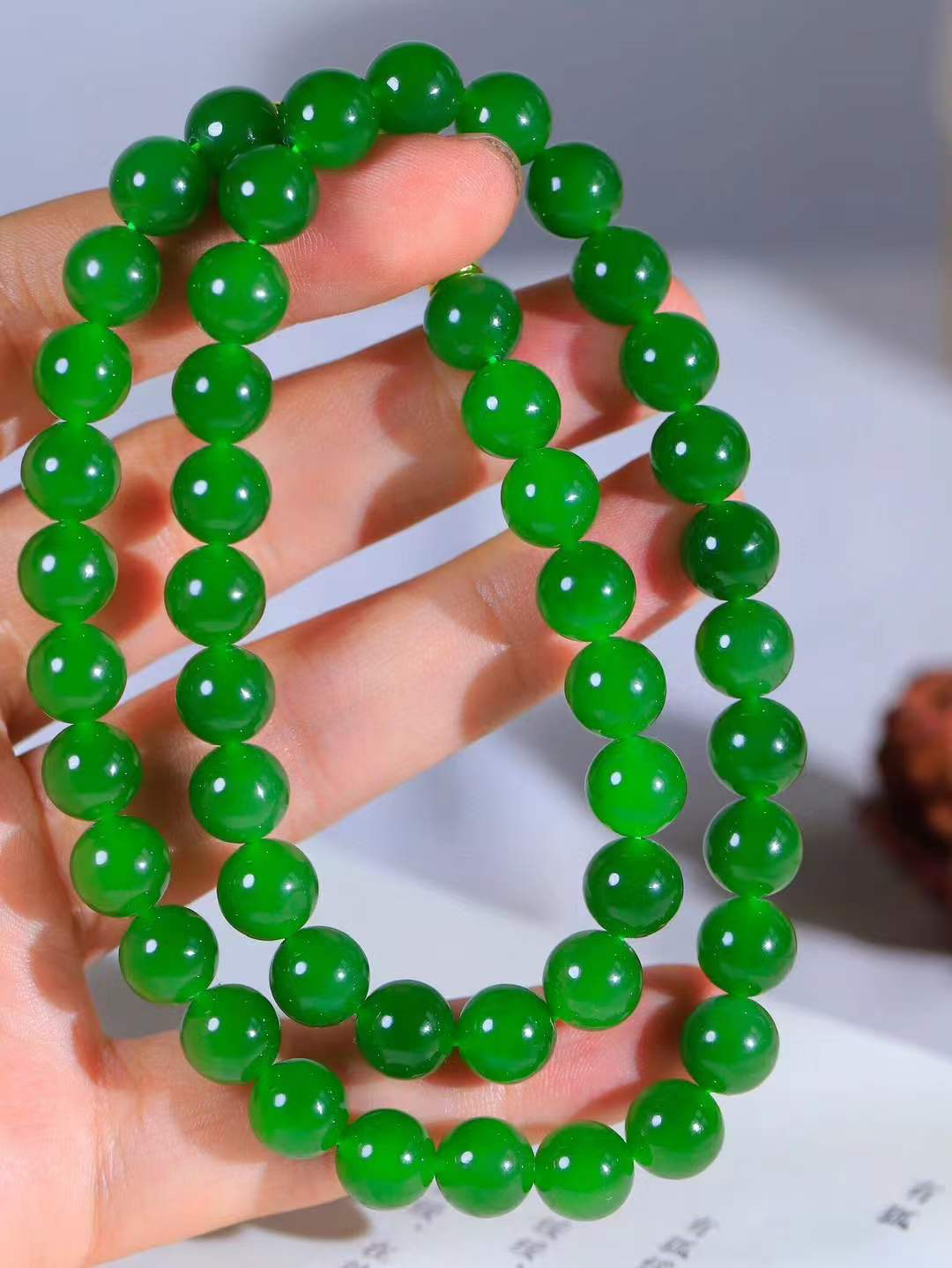 【珠圆玉润.项链】

精品和田玉碧玉珠圆玉润项链。这串碧玉项链垂落颈间，如把一汪春山绿意轻挽在身。玉色温润，每一颗圆珠都裹着圆满如意的期许，仿金扣轻缀，不事张扬却自有风骨。日常佩戴，是与草木同息的诗意，也是藏在细节里的安然与欢喜。重68.3克  尺寸取一9.6mm  21343066T