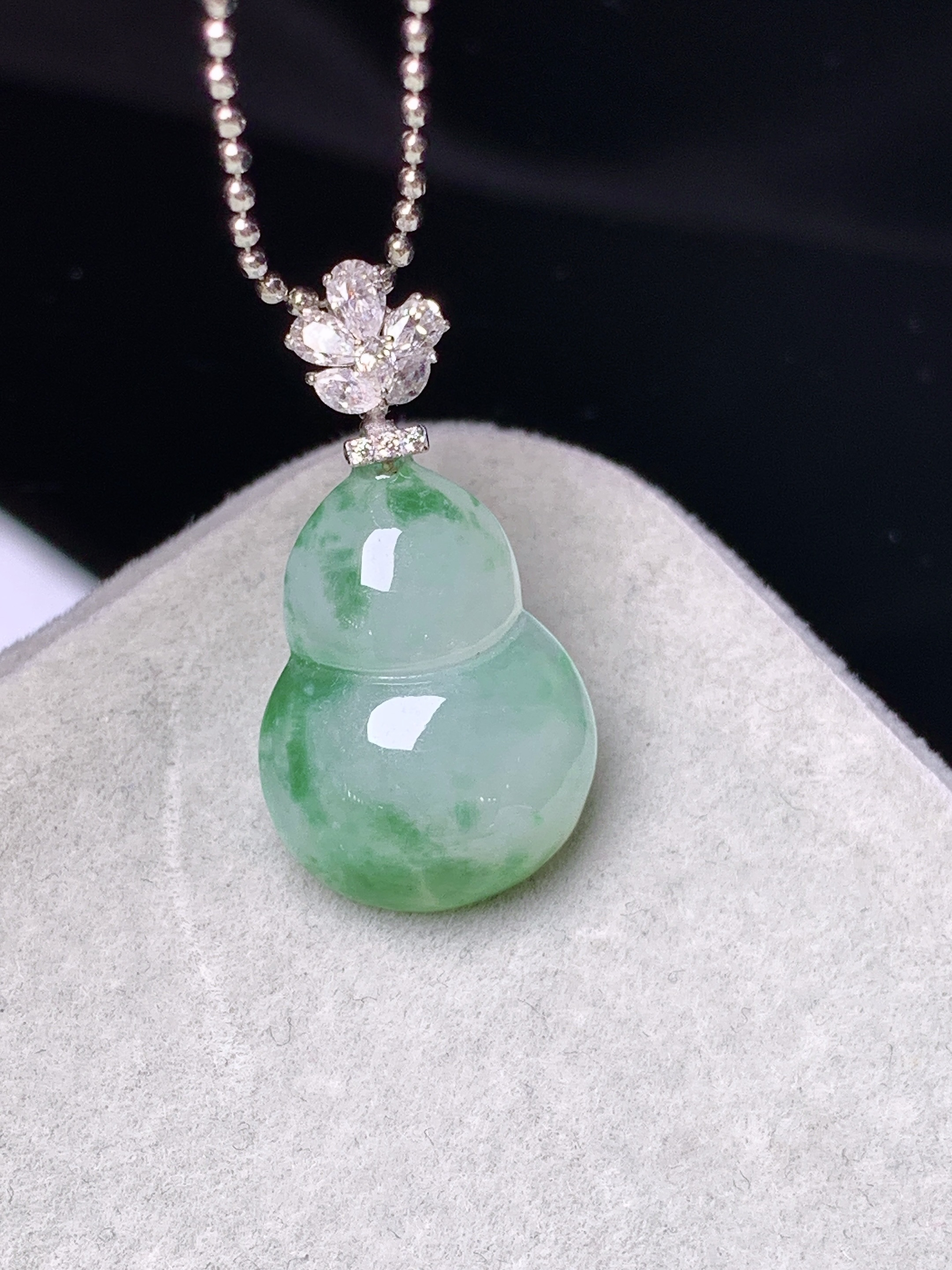 18k金莫桑钻镶嵌飘绿葫芦吊坠 玉质细腻 色泽艳丽清新 水润亮眼 整体尺寸24.3*12.5*5e1