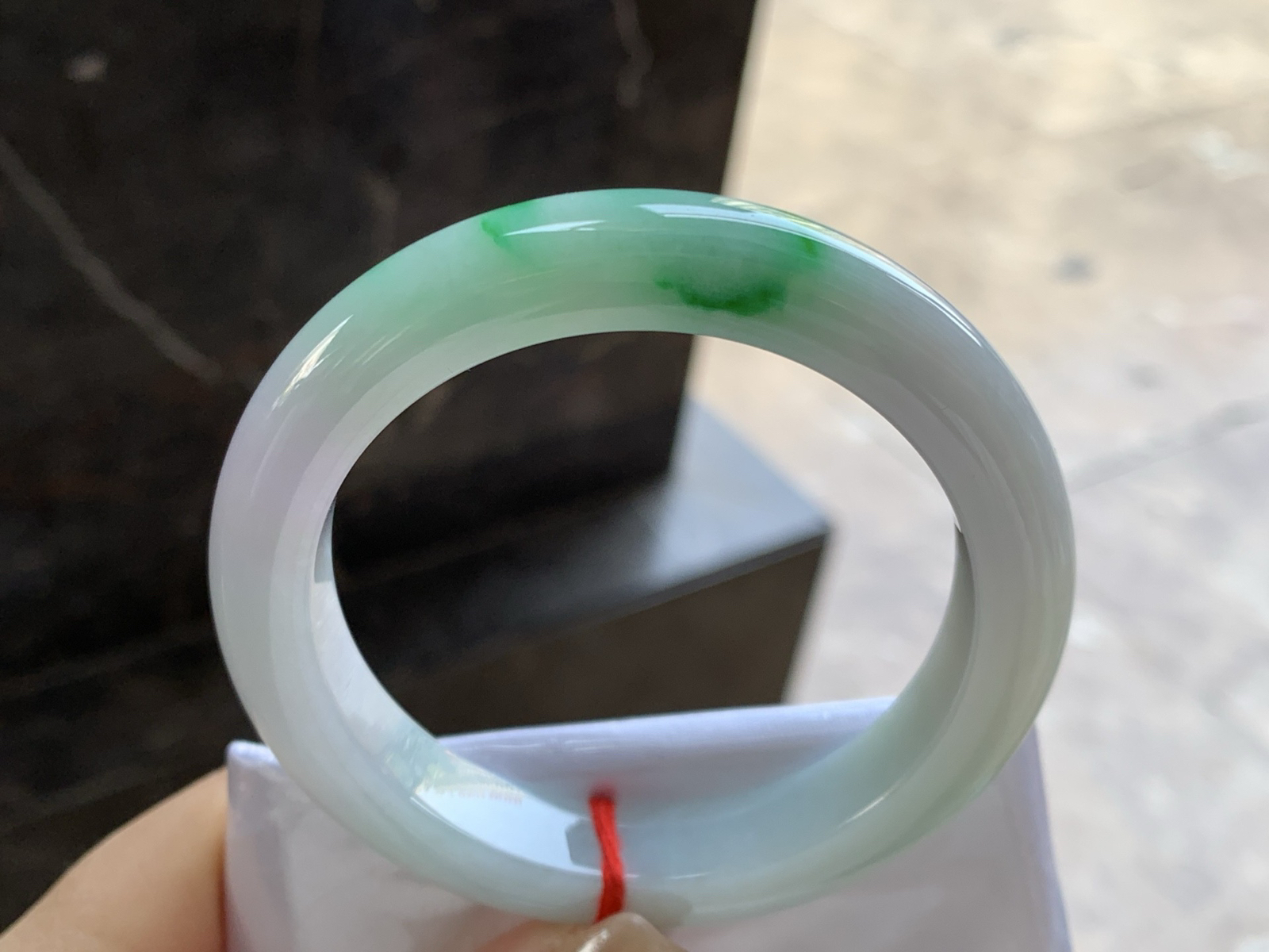 55-10.5-9

带色手镯^_^底子细腻 绿色浓郁