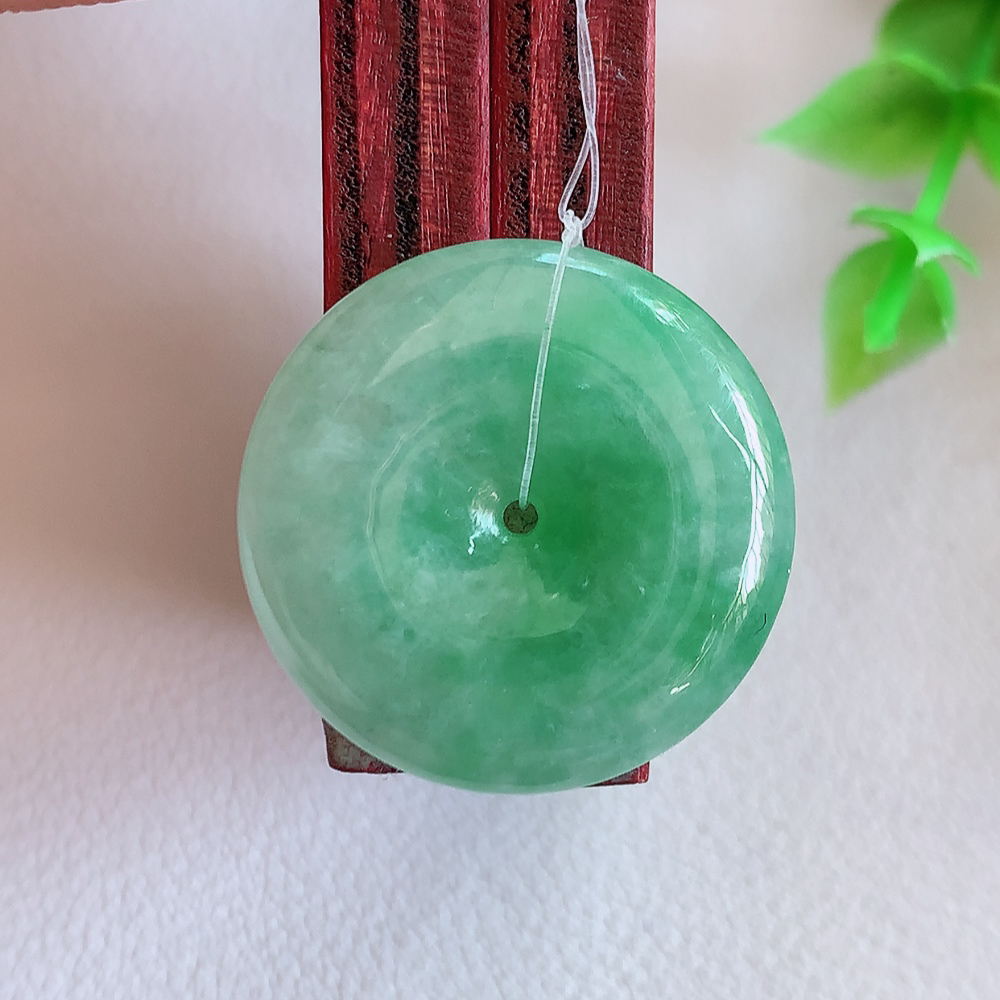冰润飘绿平安扣吊坠，厚装饱满，冰润剔透，细腻水足，种质润泽，飘花灵动，佩戴优雅大气，W49.31   尺寸：22.8-5.1mm
