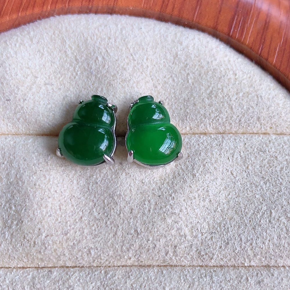 冰满绿翡翠925银镶嵌葫芦耳钉，自然光实拍，翠色灵动，颜色漂亮，种老水足，品相佳，佩戴佳品！W481.31  取一整体尺寸：10-8-4mm  裸石尺寸：10-7.5mm