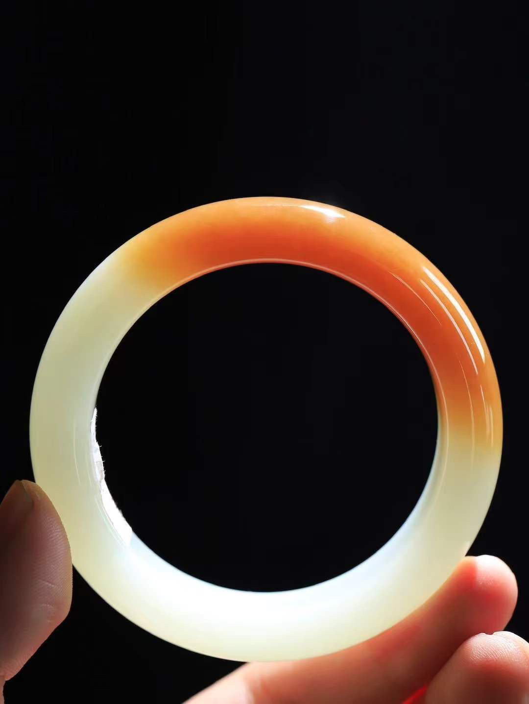 【婉约佳人.手镯】

收藏级臻品️和田玉糖白玉手镯 玉质温润细腻 油性十足 手感舒适，高华雅逸，线条流畅，简约大气，美自天成，素雅高贵。佩戴于腕间，婉约之美，举手投足间透出那份低调奢华。重74.8克 内径54.5mm  尺寸15.6-10mm   FDT-7845133