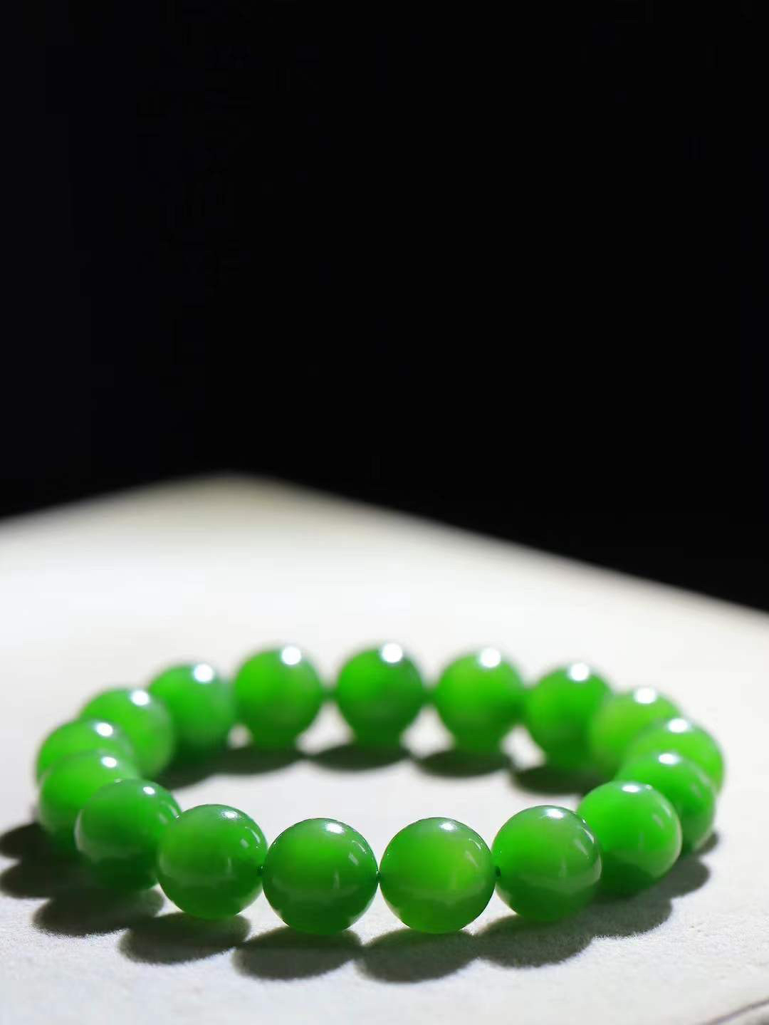 【珠圆玉润.手串】

精品️和田玉碧玉猫眼珠圆玉润手串 玉质温润细腻  整串打磨圆润，佩戴舒适。珠珠落玉盘，间关莺语花底滑，一生美好时光，无论身在何处，都有它相伴相守。事事顺遂，幸福美满，吉祥如意。重46克 尺寸取一12mm  FDA-22362733