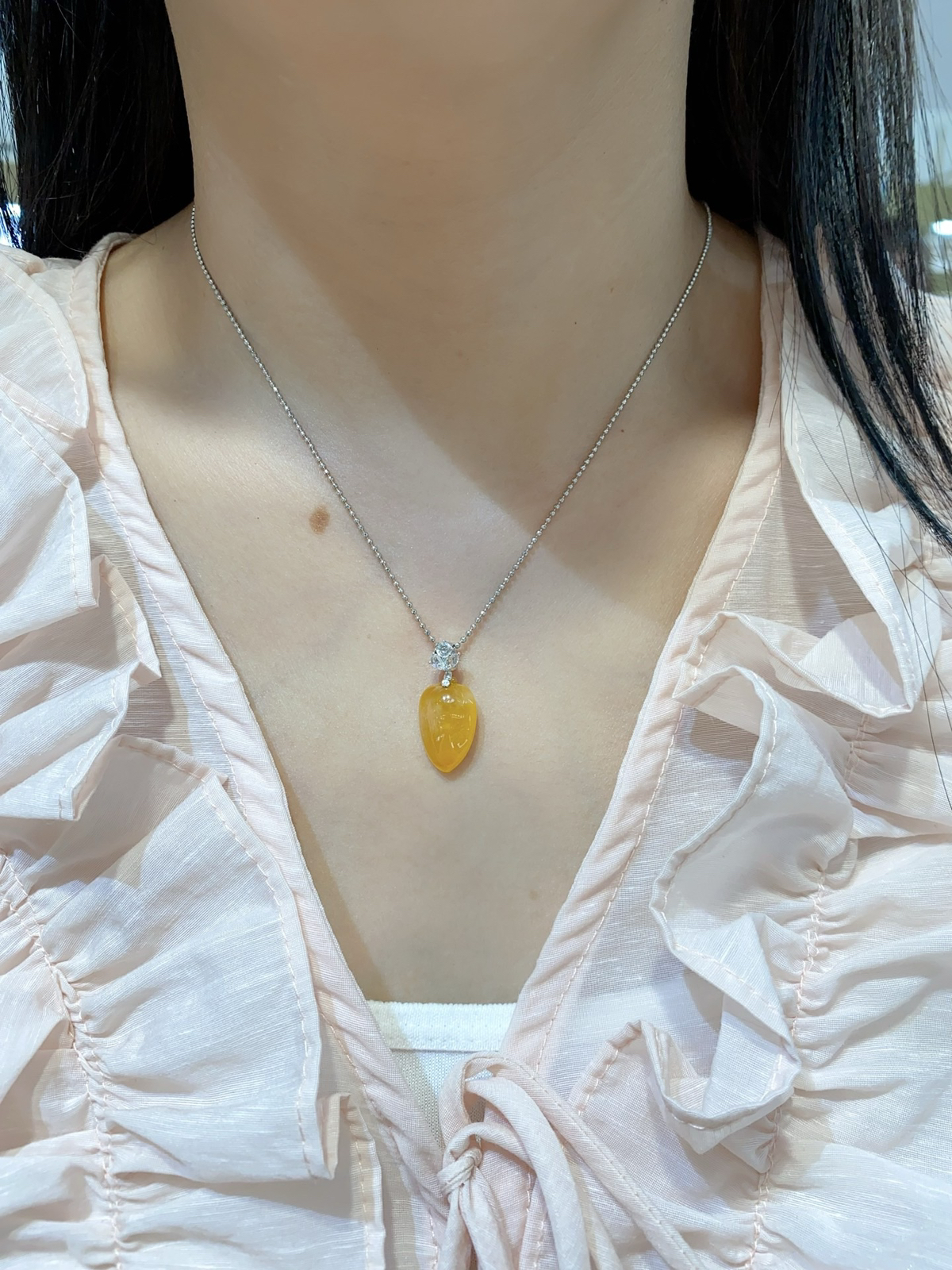 糯糯的芒果 高冰 黄翡 福瓜 裸镶 18k

整体尺寸25.2-11.6-5.4