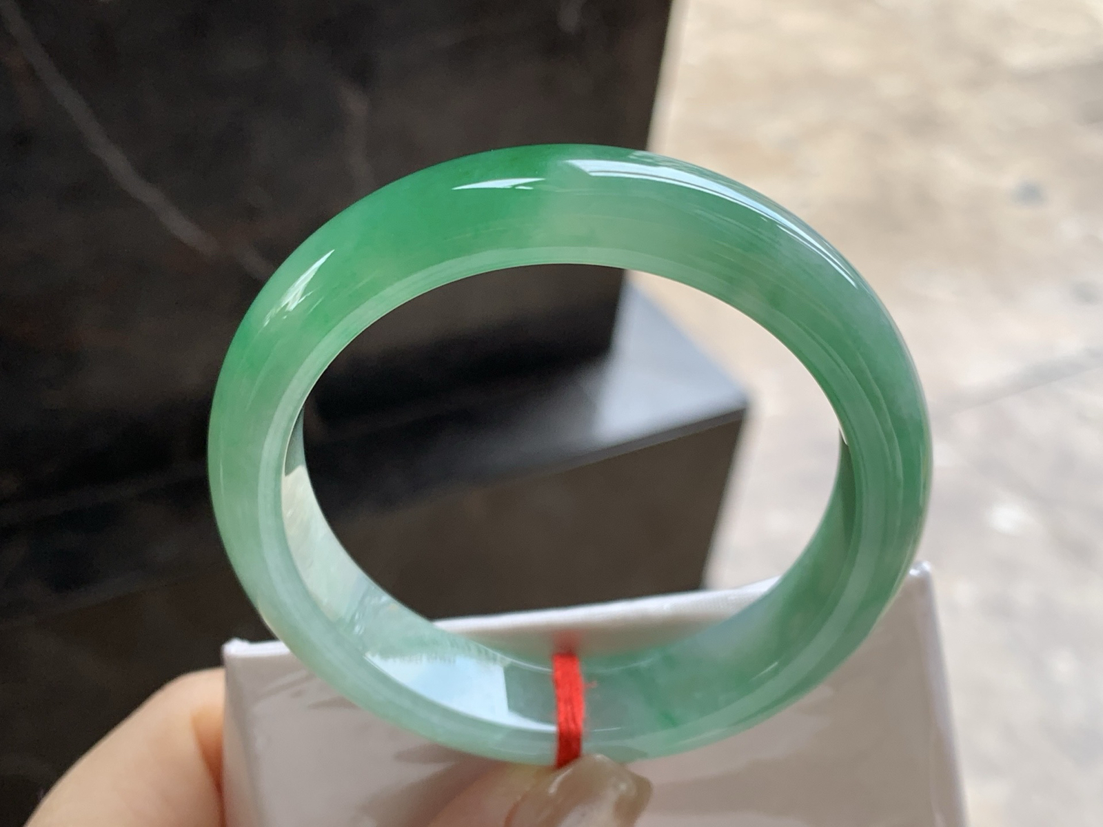 53.5-12.4-7.8

带色手镯^_^底子细腻 绿色浓郁漂亮