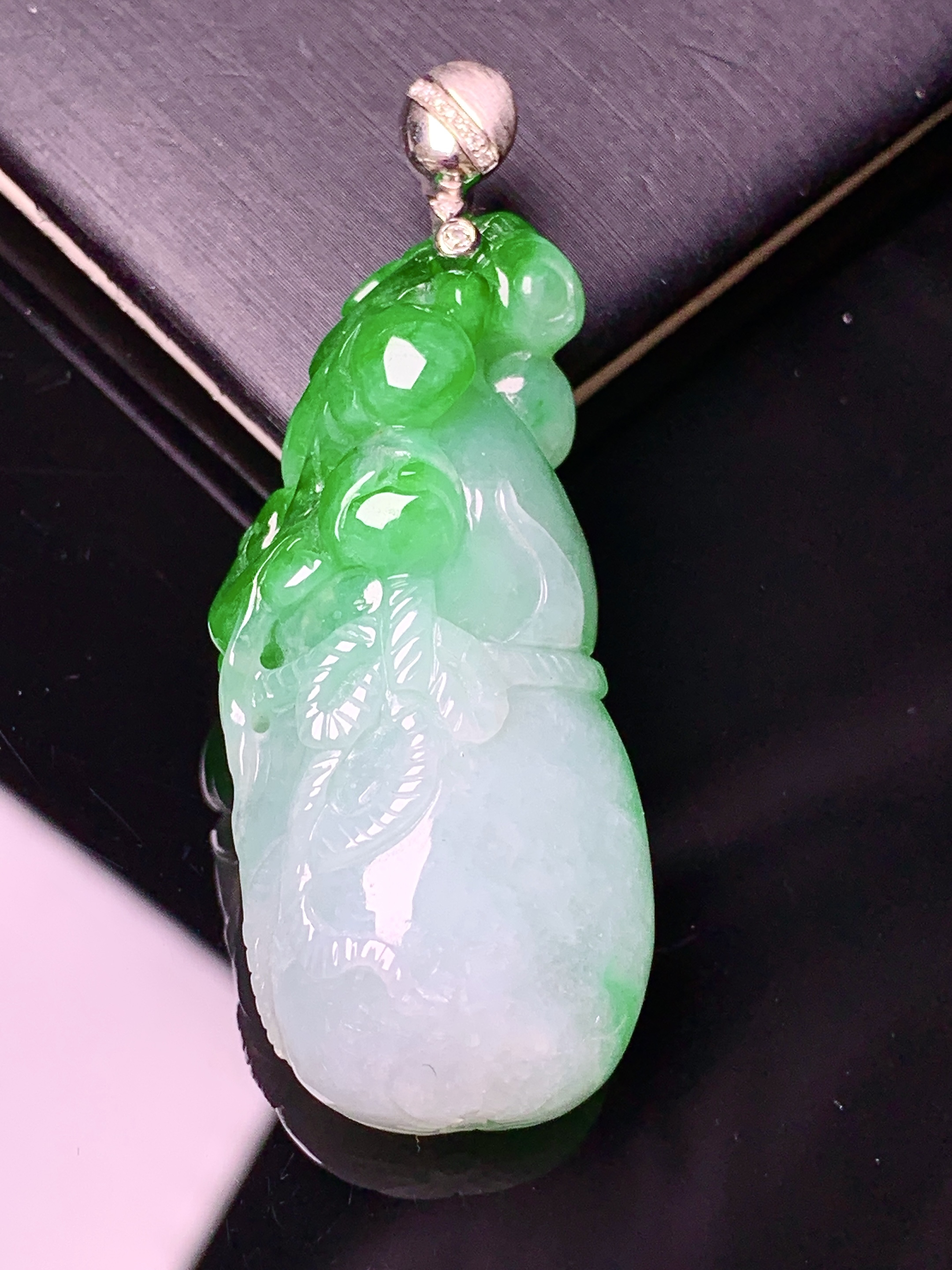 18k金钻镶嵌花开富贵吊坠 玉质细腻 色泽艳丽清新 水润亮眼 整体尺寸50.8*18.2*11b1