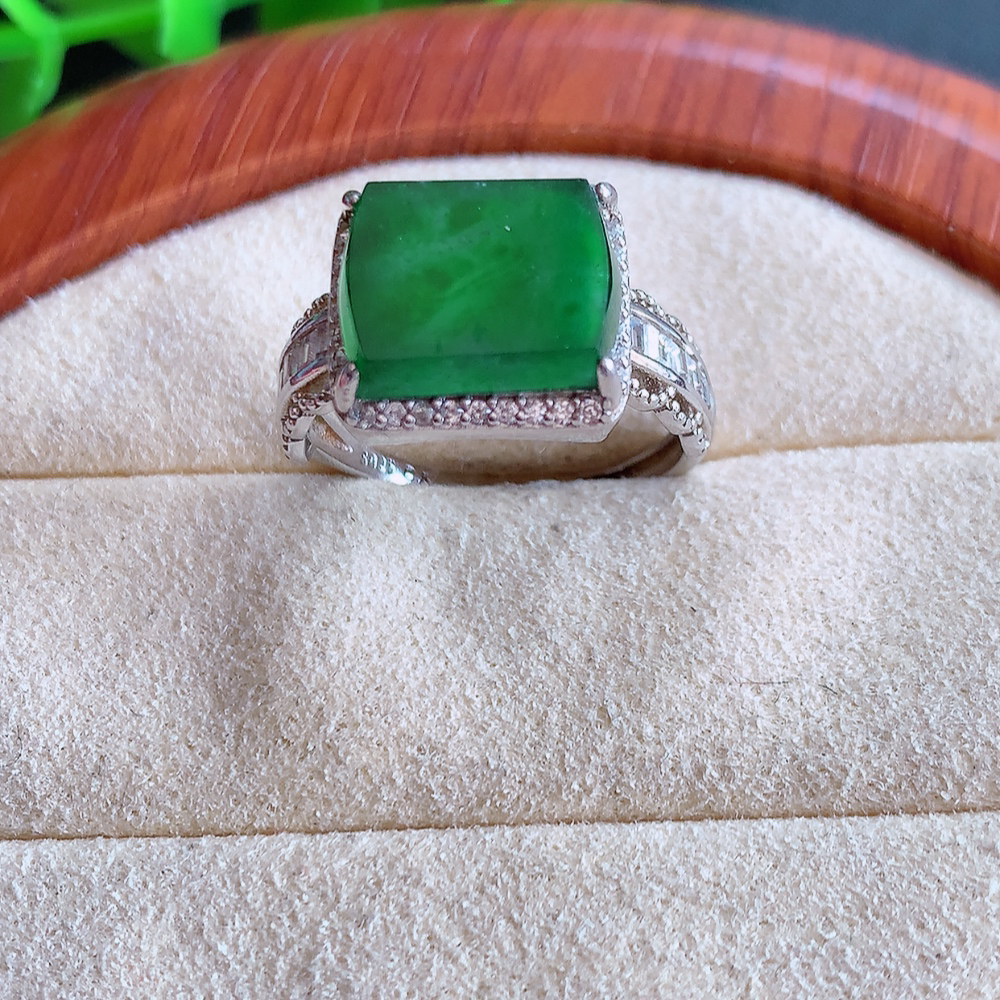 冰满绿精美方形翡翠戒指  玉质细腻  冰清玉润  飘花灵动  颜色漂亮  W502.31  内径尺寸：17-11.5-5mm  裸石尺寸：11.6-9mm