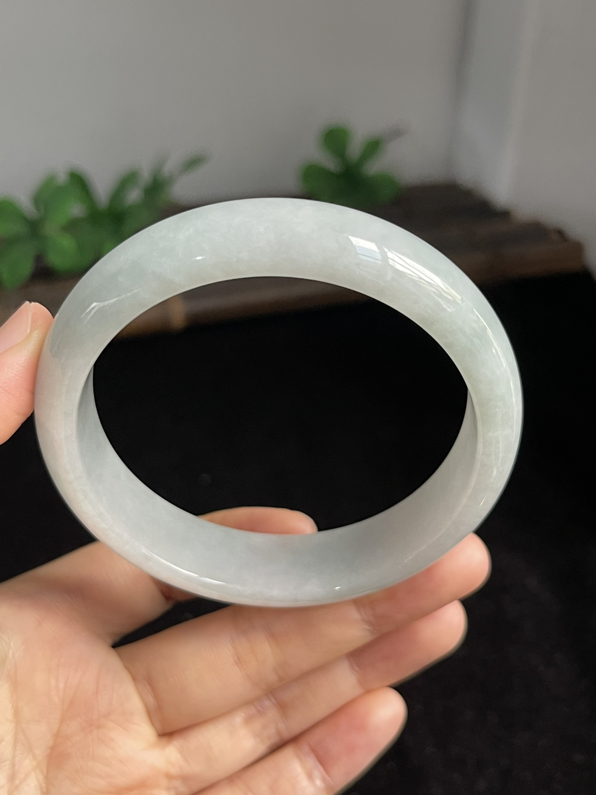 正圈60.4圈口，翡翠糯化种白色手镯