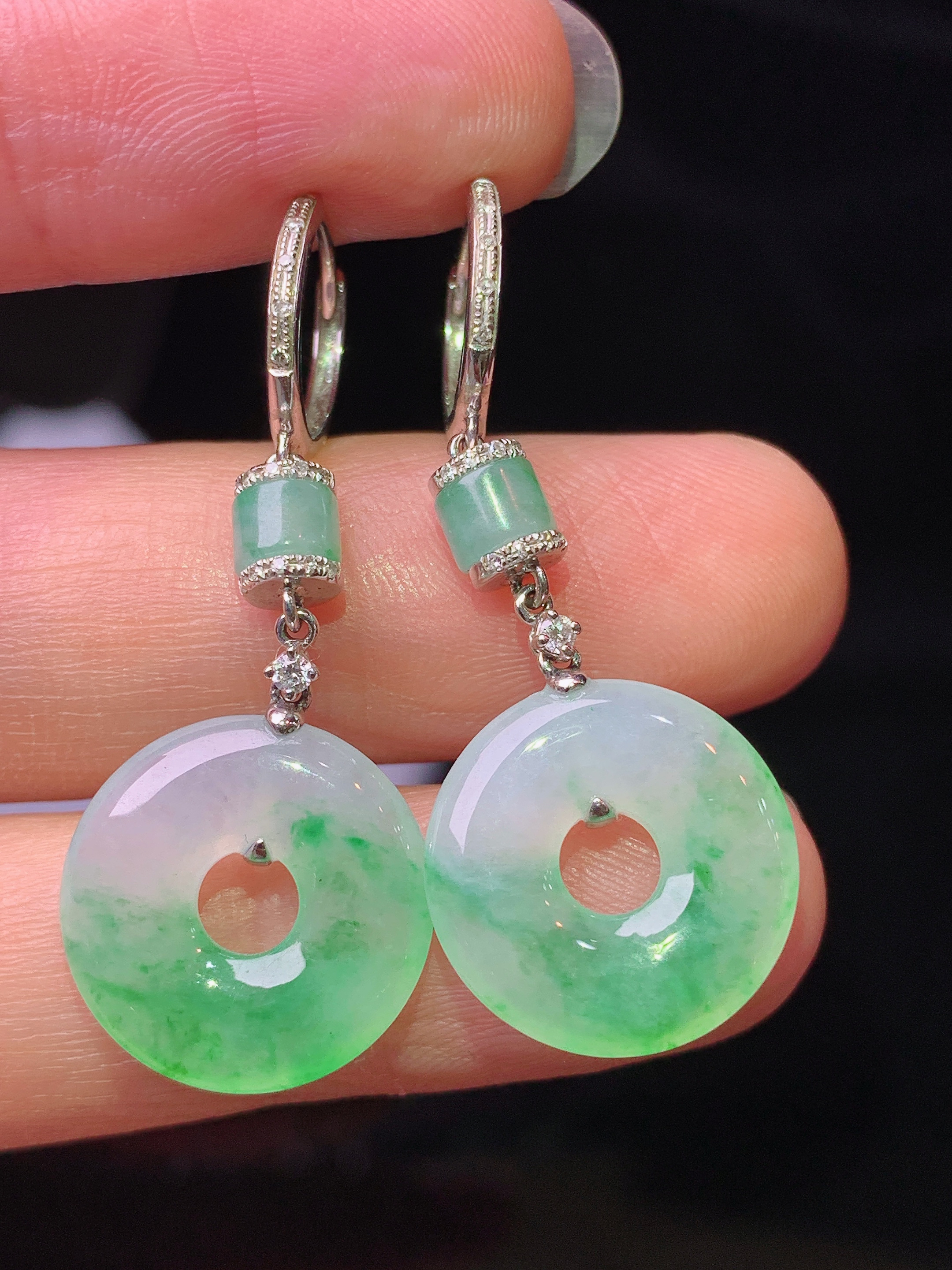 18k金钻镶嵌飘绿平安扣耳坠 玉质细腻 色泽艳丽清新 水润亮眼 整体尺寸35.5*14.6*3b1