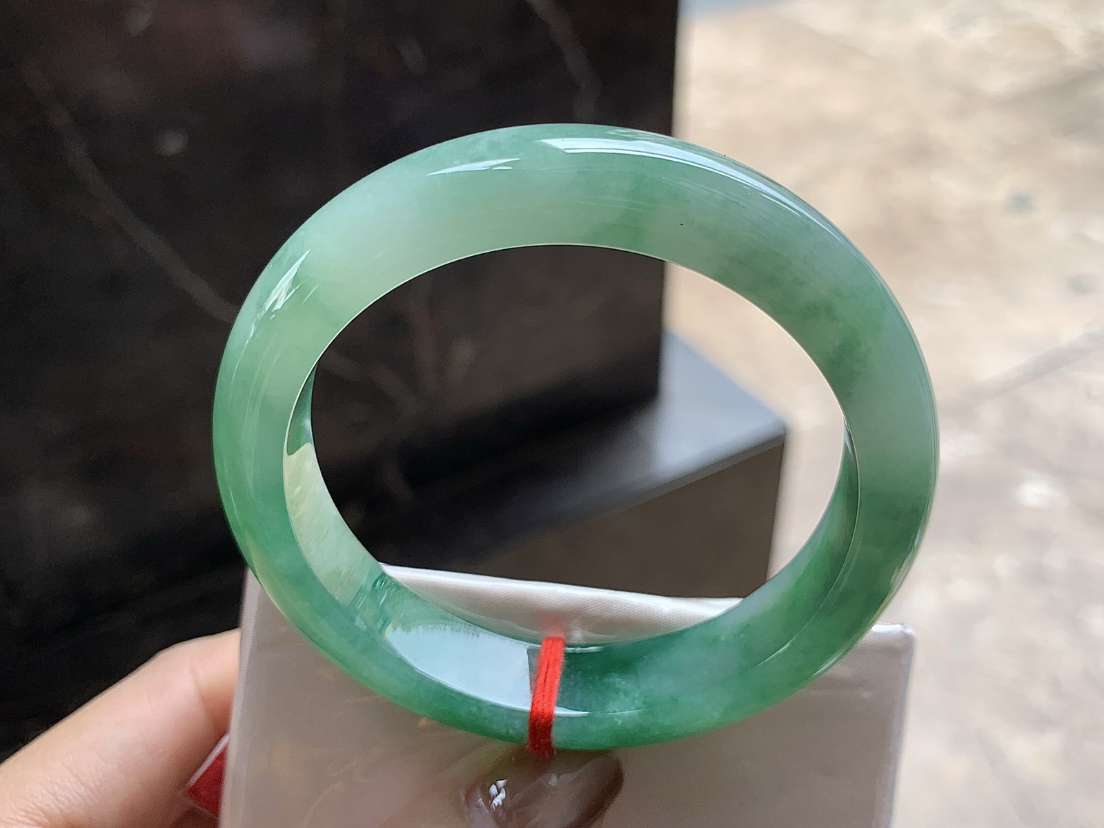 54.5-12.5-8.2

带色手镯^_^ 细腻清爽的底子 颜色浓郁