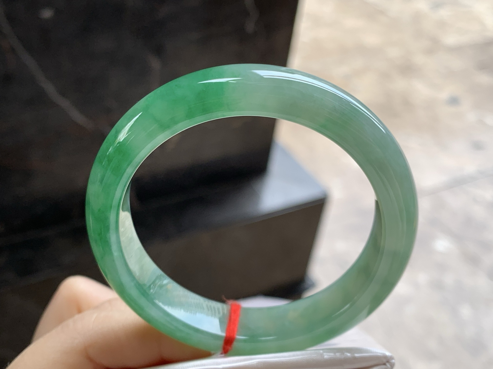 55.5-12.6-8.5

带色手镯^_^底子细腻 绿色浓郁