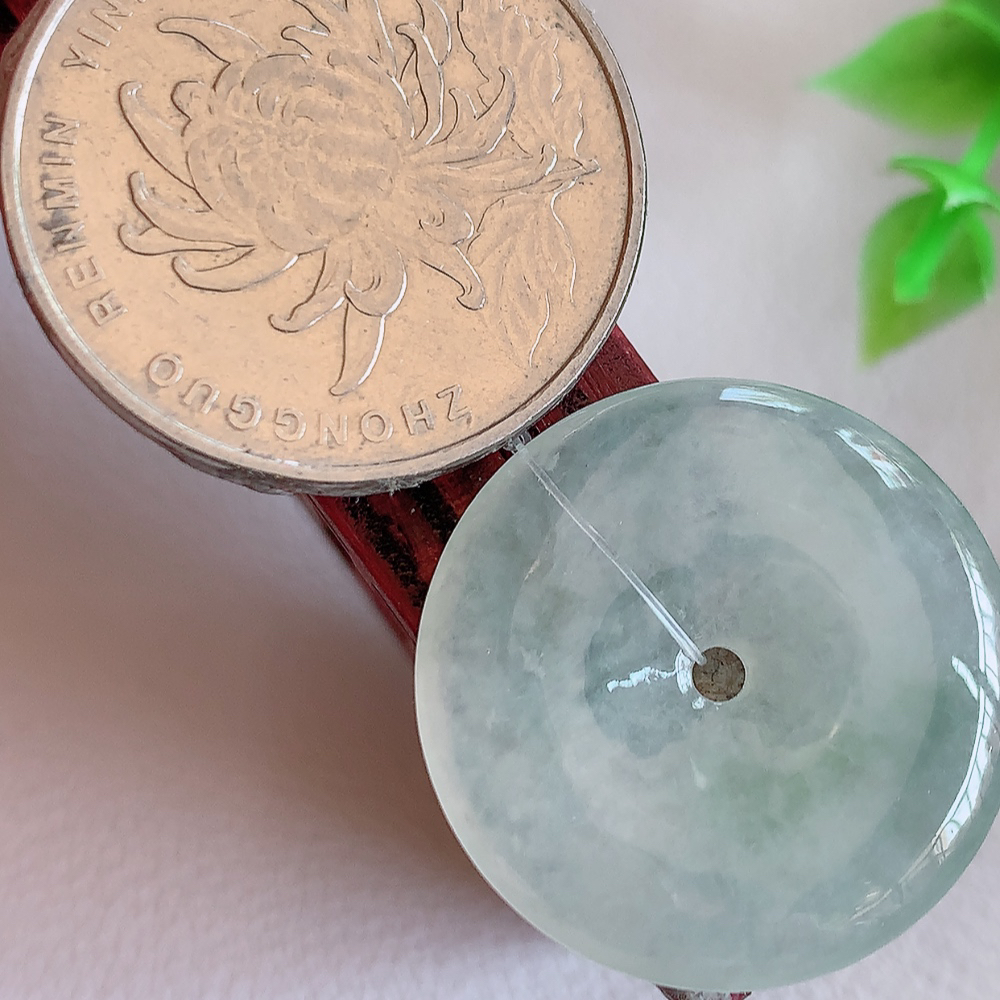 冰润平安扣吊坠，厚装饱满，冰润剔透，细腻水足，种质润泽，飘花灵动，佩戴优雅大气，W49.31   尺寸：23.3-3.8mm