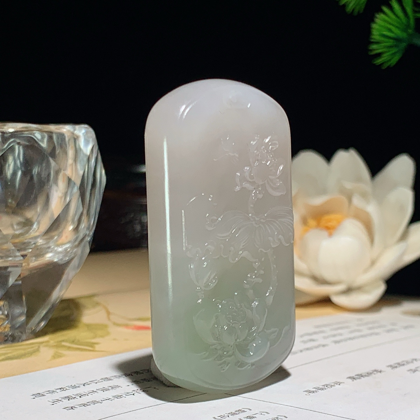 和田玉青海料翠加烟紫花开富贵挂件！尺寸56/32/12重50.5克 玉质细腻油润 底色纯净 脂粉好，品质好。lt260401