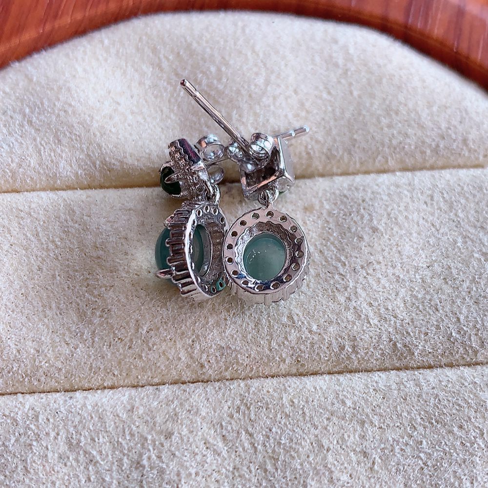 冰晴水翡翠925银镶嵌耳钉，自然光实拍，翠色灵动，颜色漂亮，种老水足，品相佳，佩戴佳品！W502.31  取一整体尺寸：15.5-7.5-4.6mm  裸石尺寸：5.5mm