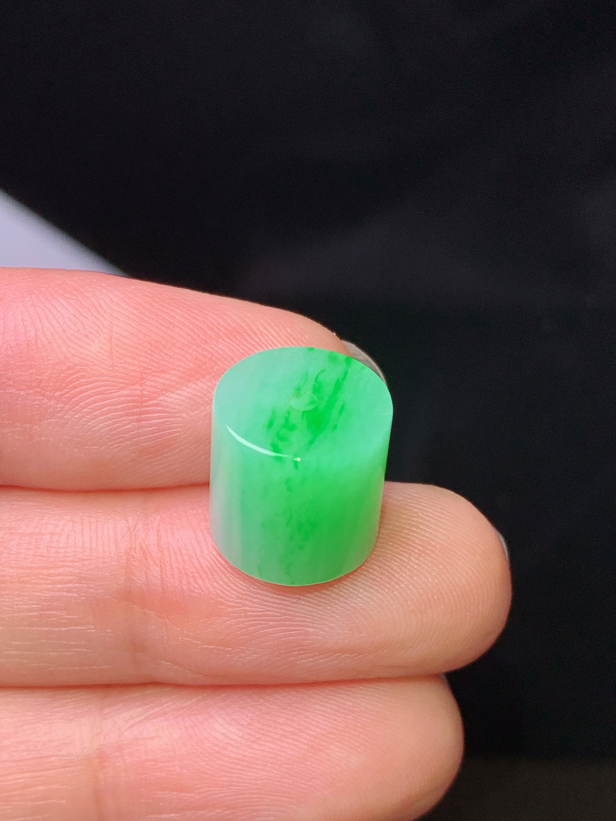 飘绿路路通吊坠 玉质细腻 色泽艳丽清新 水润亮眼 整体尺寸11*11*10.8z1