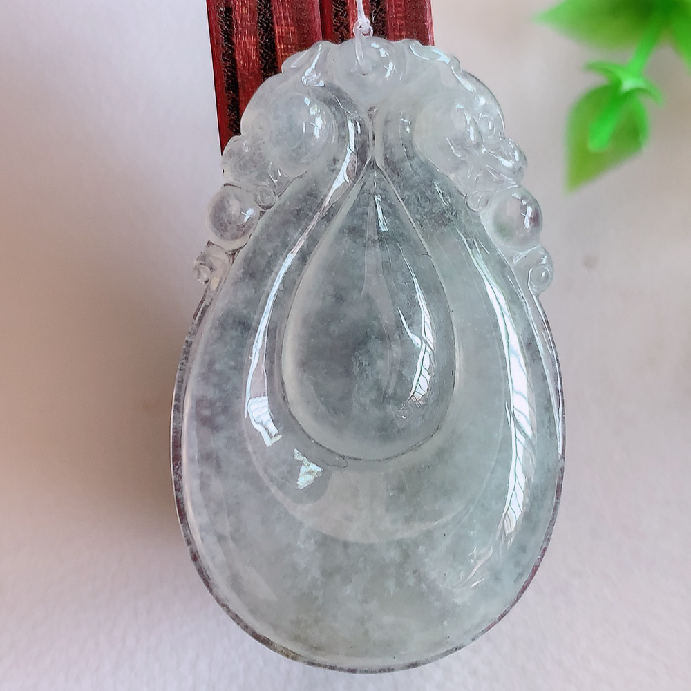 冰润福贝翡翠吊坠，寓意“辈辈有福，财源广进”水足莹润。通体清新通透，佩戴效果优雅迷人，W49.31  尺寸：39-24.5-5.8mm