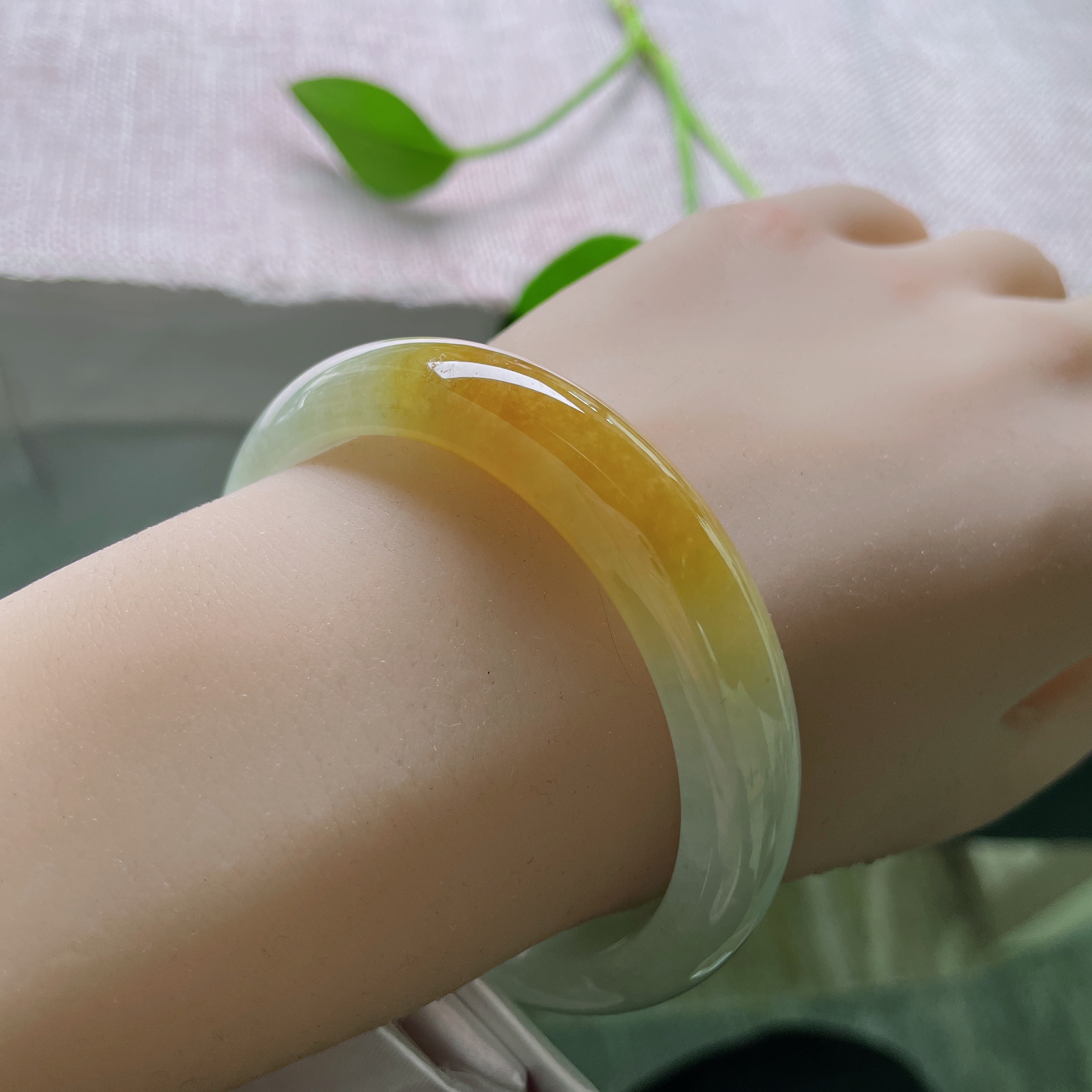 55/12.2/7.6黄翡正圈，水润细腻，东方霞色，伴你阅尽千帆，依旧温润如初