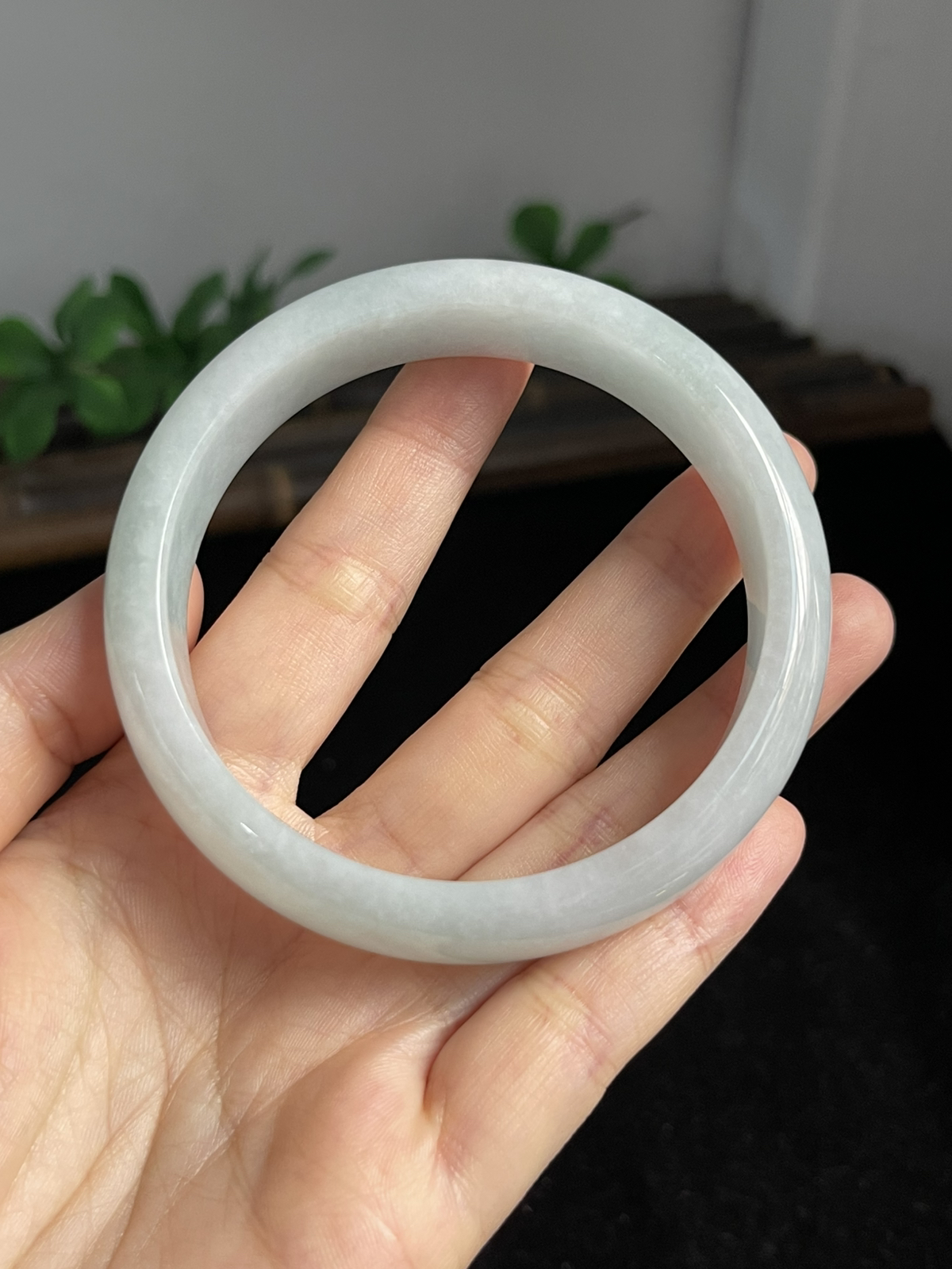 正圈60.4圈口，翡翠糯化种白色手镯