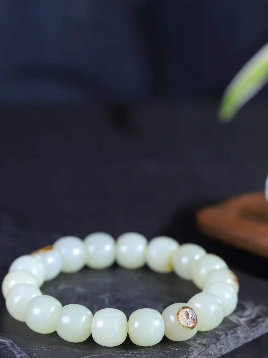 （老型珠.手串）

新疆和田籽料老型珠手串，玉质细腻油润 饱满光滑 质朴无华，悠远简单，人心境界远