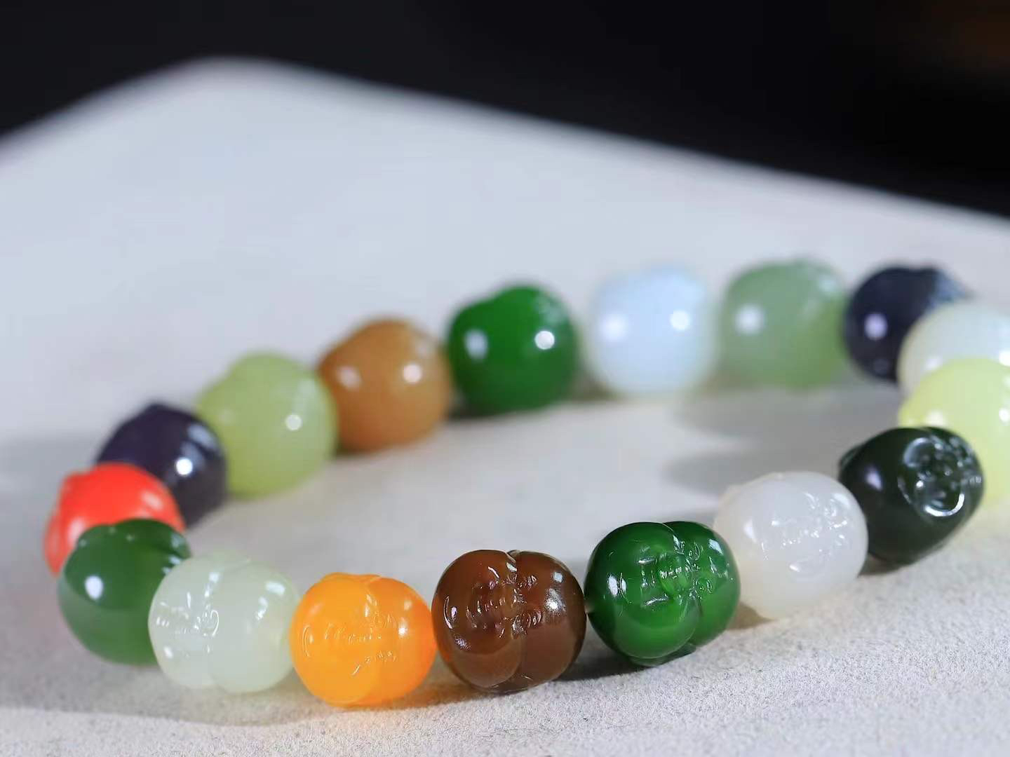 （弥勒笑佛.手串）

精品和田玉多宝弥勒佛手串，脂粉浓郁，玉质细腻温润，油性十足，颗颗精雕笑佛，笑容