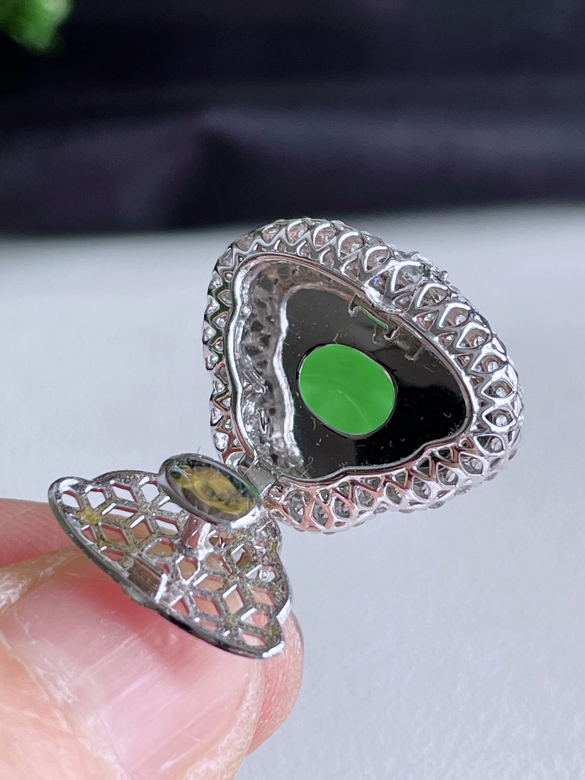 冰阳绿佛公吊坠  
【整体】22.7-20-7.8