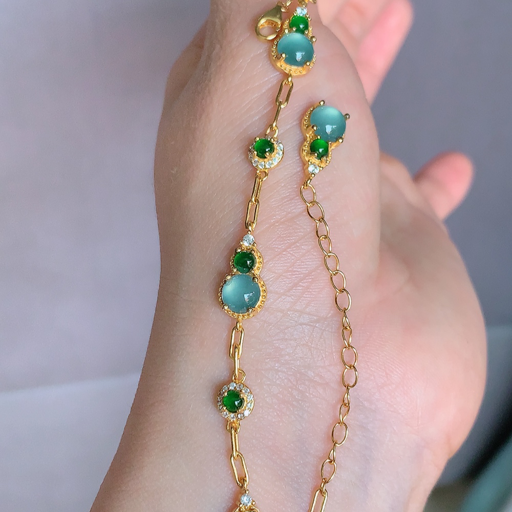 冰润翡翠蛋面手链，水水润润，珠圆玉润，颜色鲜艳，妙明清净，清秀高雅，佩戴效果优雅迷人！性价比超值 W481.31 取一尺寸：13-7.5-4.2mm    裸石尺寸大： 6.3mm  裸石尺寸小：2.5mm