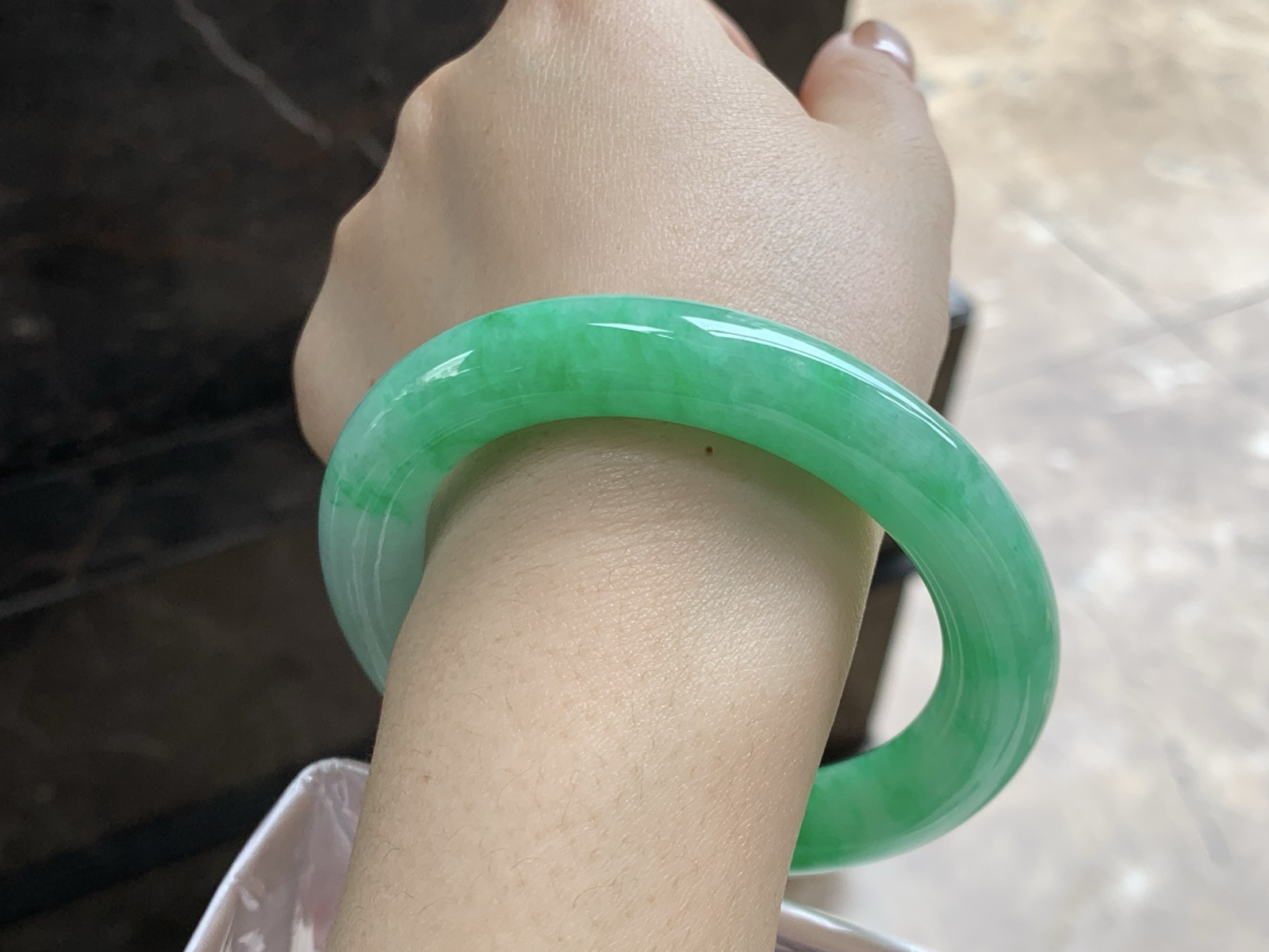 56-11.3

带色圆条手镯^_^肉质细腻 绿色浓郁大