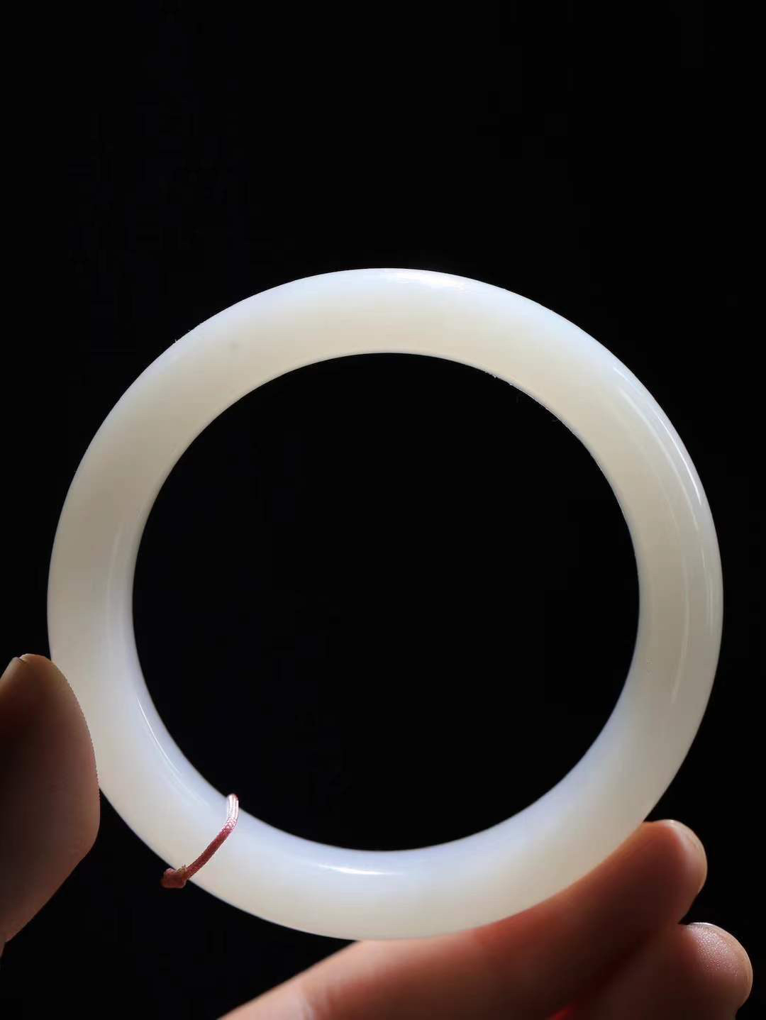 【柔情素语·手镯】

精品和田玉白玉手镯，玉质细腻温润，手感舒适，️线条流畅，简约大气，美自天成，佩戴于腕间，婉约之美，举手投足间透出那份低调奢华，醉人心扉。重66.3克 内径圈口56.5mm  尺寸14-9.5mm   FDA-55352703