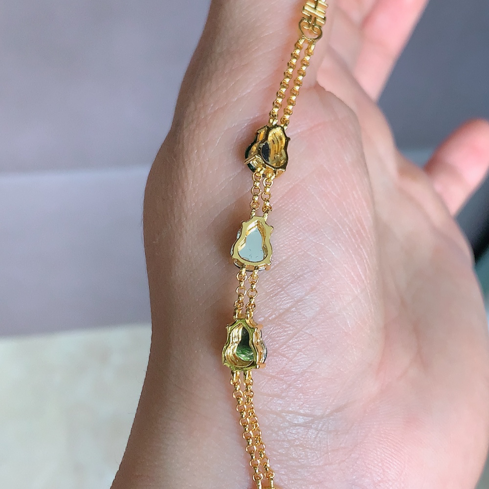 冰润翡翠满绿葫芦手链，水水润润，珠圆玉润，颜色鲜艳，妙明清净，清秀高雅，佩戴效果优雅迷人！性价比超值 W481.31 取一尺寸：11-6.2-4.6mm    裸石尺寸大： 8-6mm