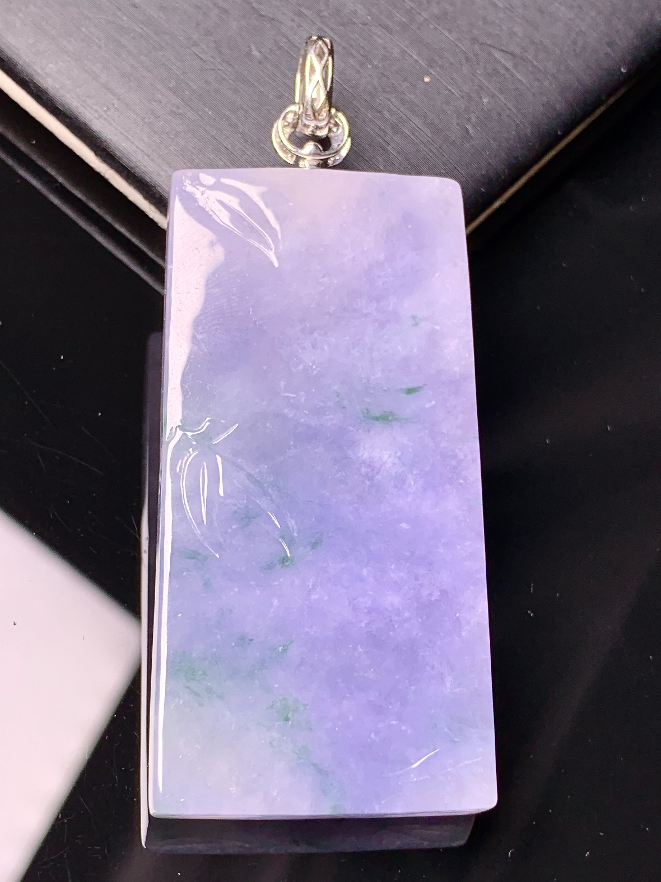 18k金钻镶嵌紫罗兰飘花无事牌吊坠 玉质细腻 色泽艳丽清新 水润亮眼 整体尺寸60*24*5.5b1