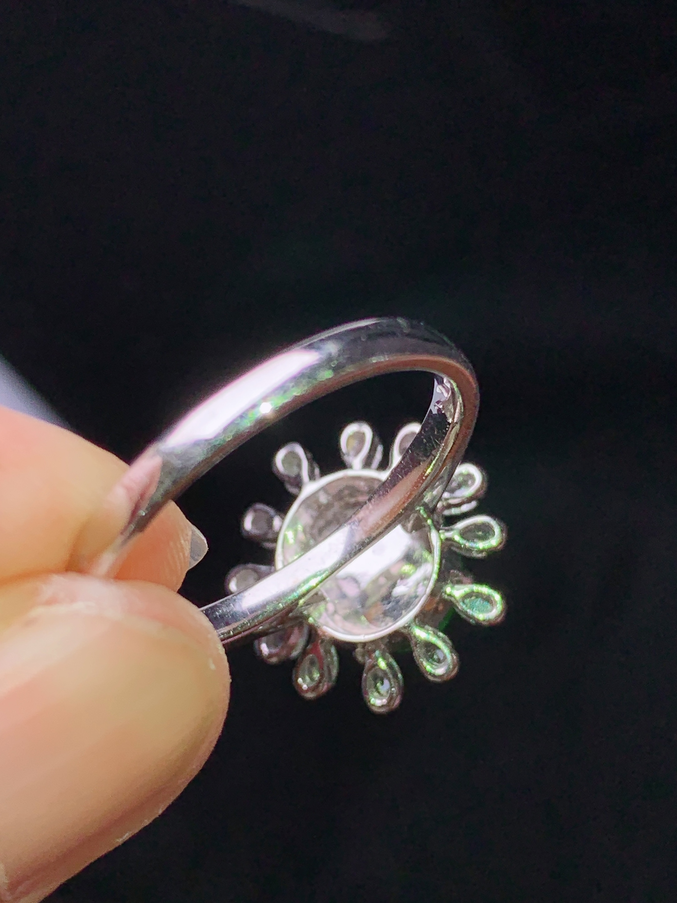 18k金钻镶嵌满绿蛋面戒指 玉质细腻 色泽艳丽清新 水润亮眼 圈口14.5 整体尺寸14.2*14*8.8j3