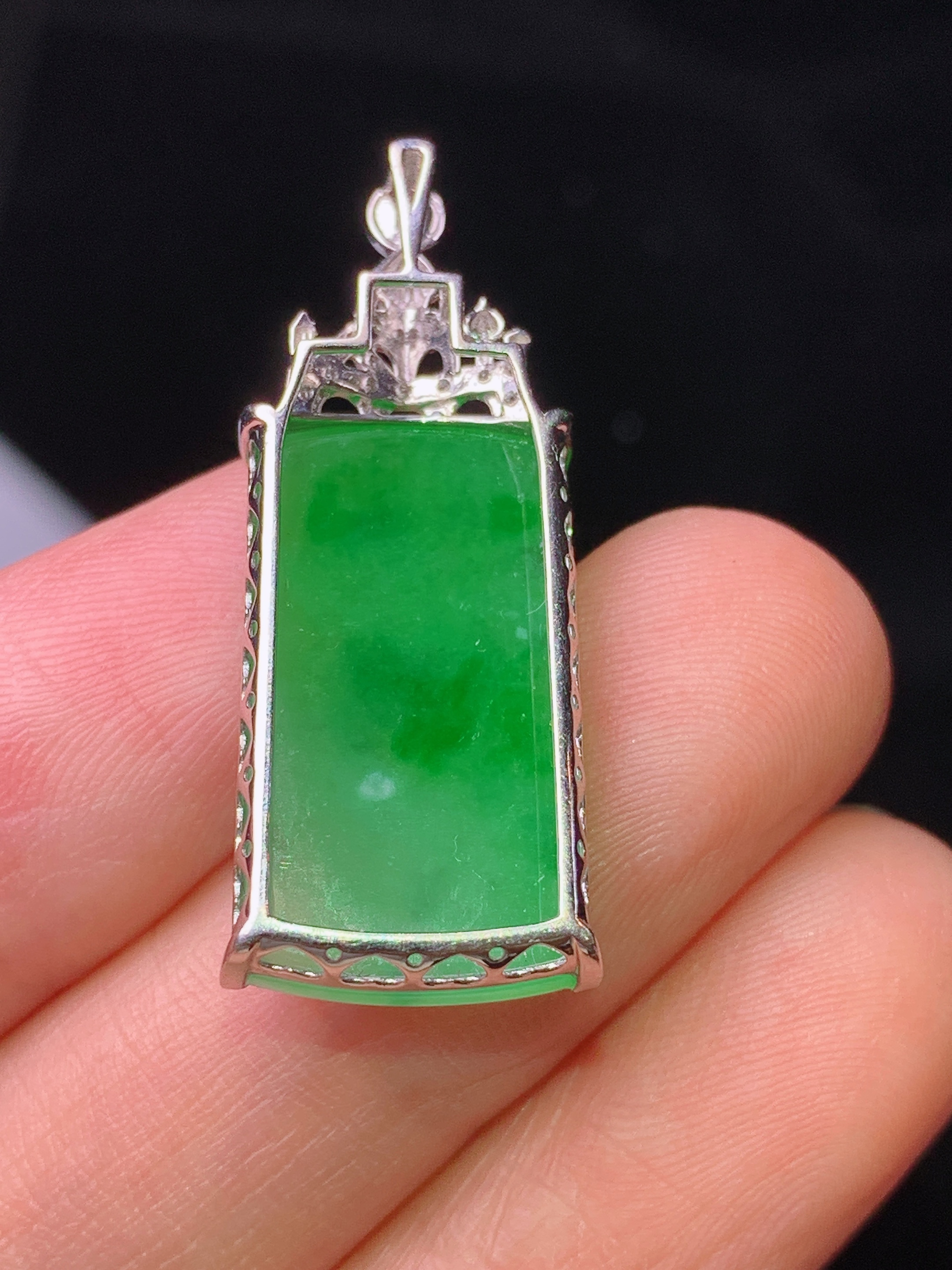 18k金钻镶嵌翠绿无事牌吊坠 玉质细腻 色泽艳丽清新 水润亮眼 整体尺寸31.2*12.7*5b1