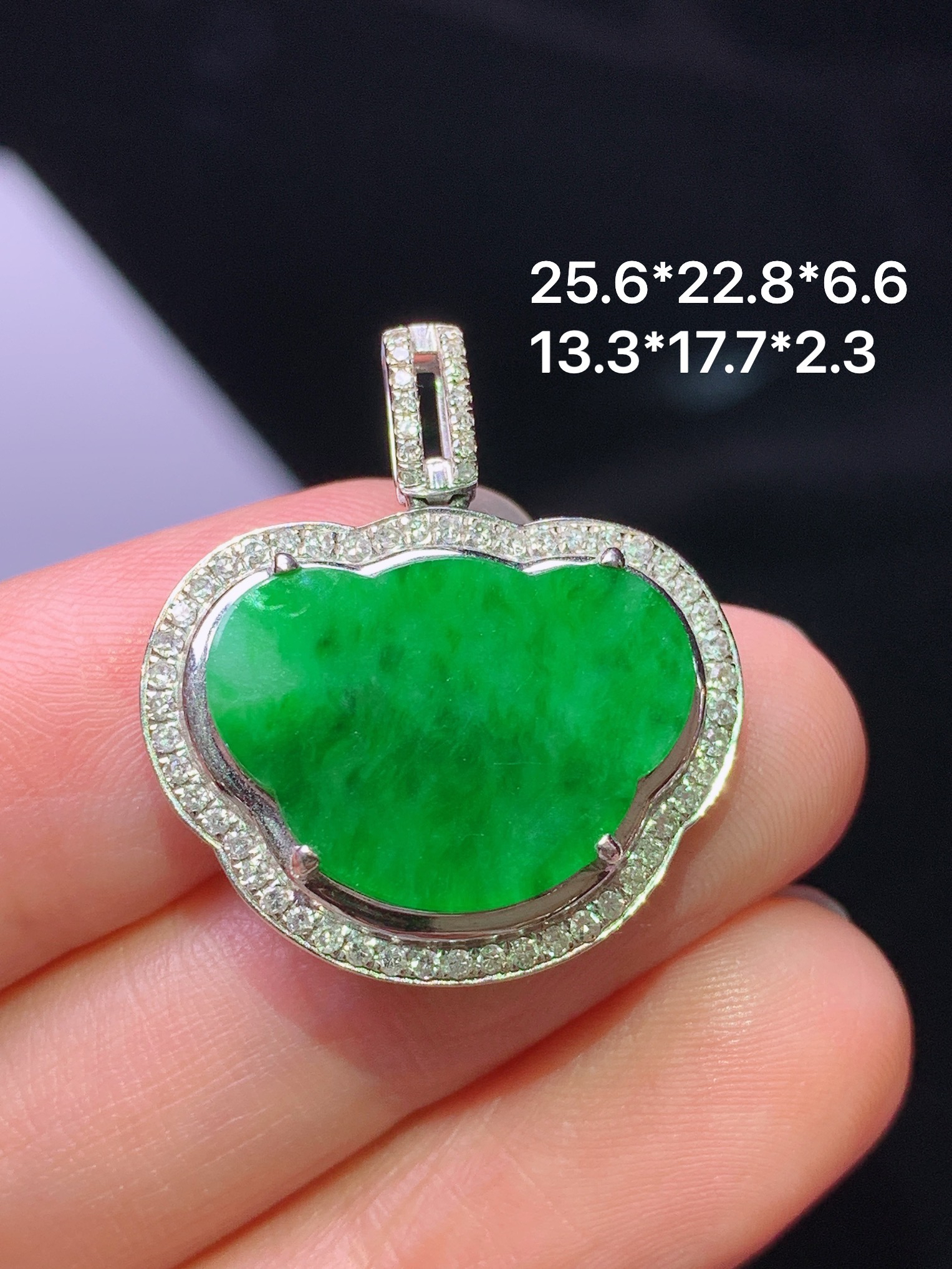 18k金钻镶嵌翠绿如意头吊坠 玉质细腻 色泽艳丽清新 水润亮眼 整体尺寸25.6*22.8*6.6m1