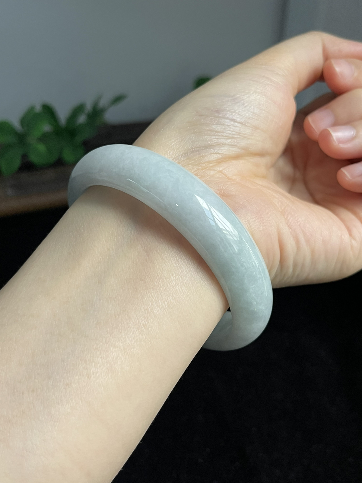 正圈60.4圈口，翡翠糯化种白色手镯