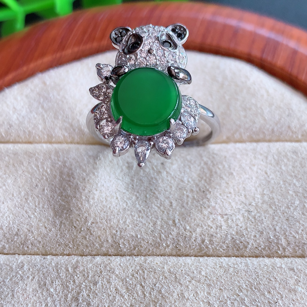 冰润满绿精美翡翠熊猫戒指  玉质细腻  冰清玉润  飘花灵动  颜色漂亮  W502.31  内径尺