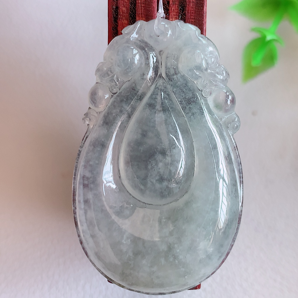 冰润福贝翡翠吊坠，寓意“辈辈有福，财源广进”水足莹润。通体清新通透，佩戴效果优雅迷人，W49.31 