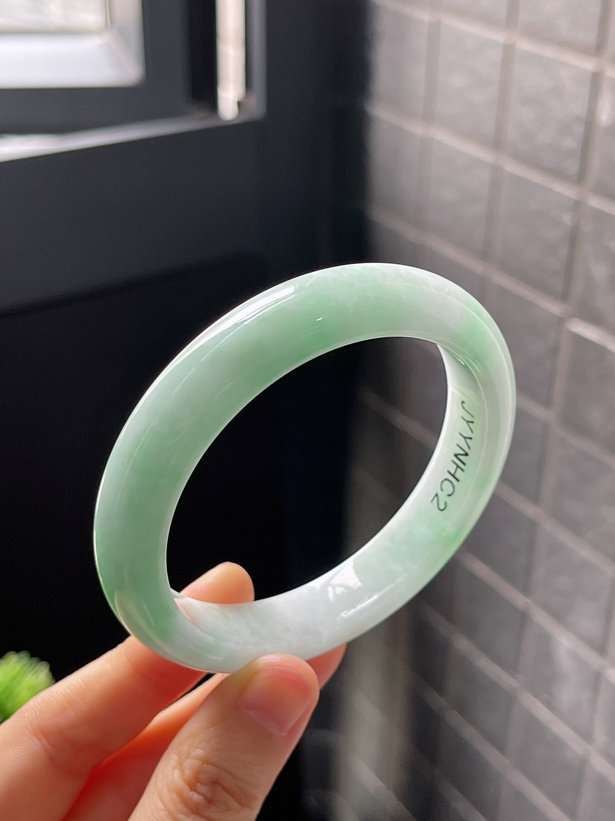 正圈57圈口，翡翠糯化种飘绿手镯