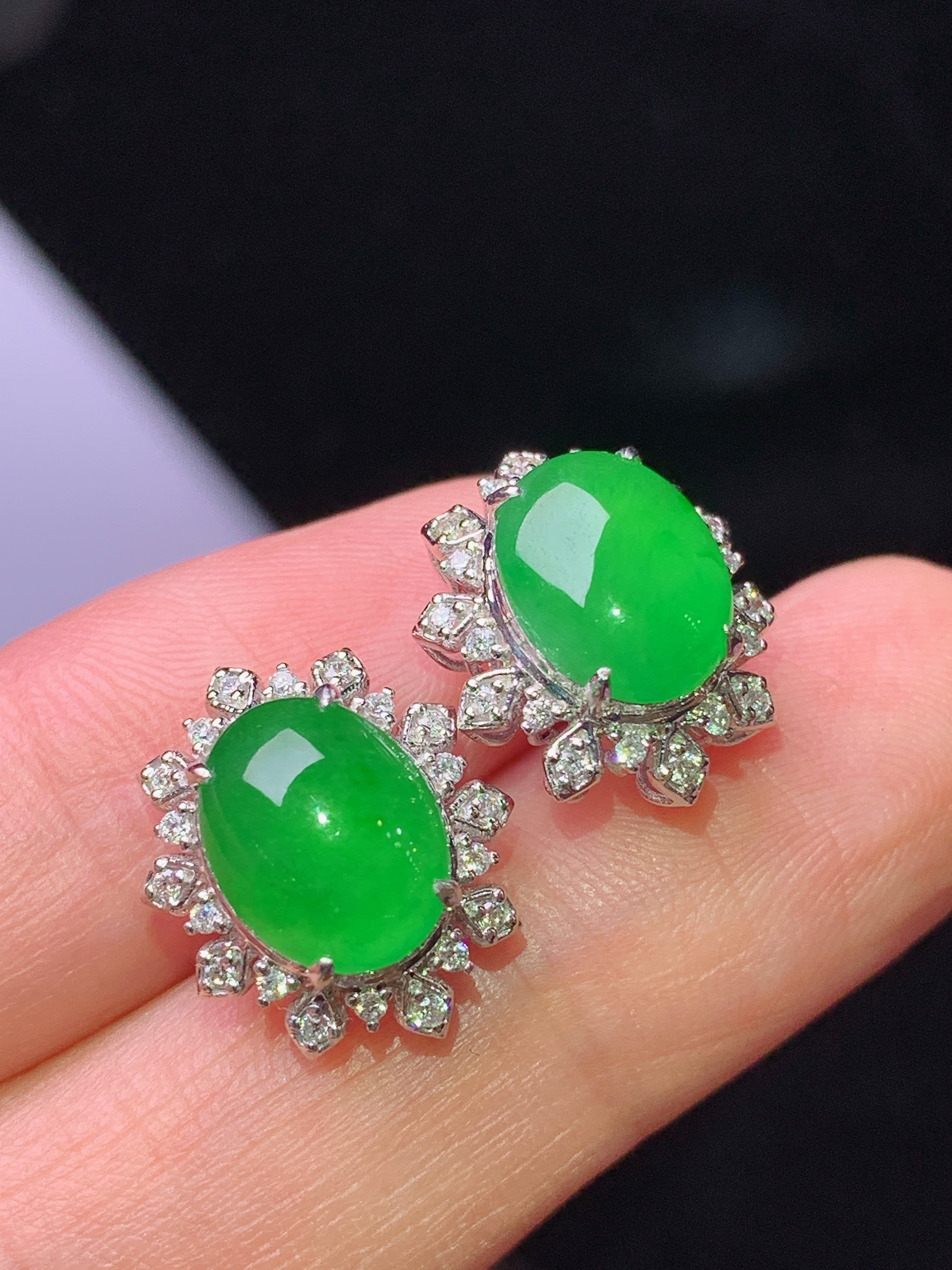 18k金钻镶嵌满绿蛋面耳钉 玉质细腻 色泽艳丽清新 水润亮眼 整体尺寸14.8*12.5*8.7L2