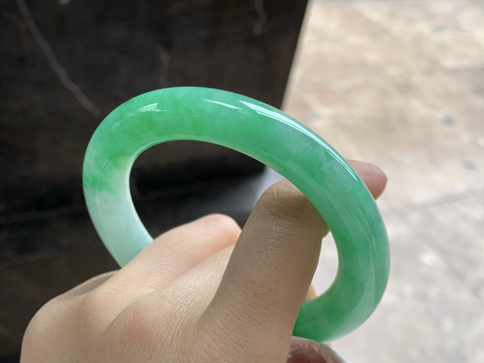 56-11.3

带色圆条手镯^_^肉质细腻 绿色浓郁大