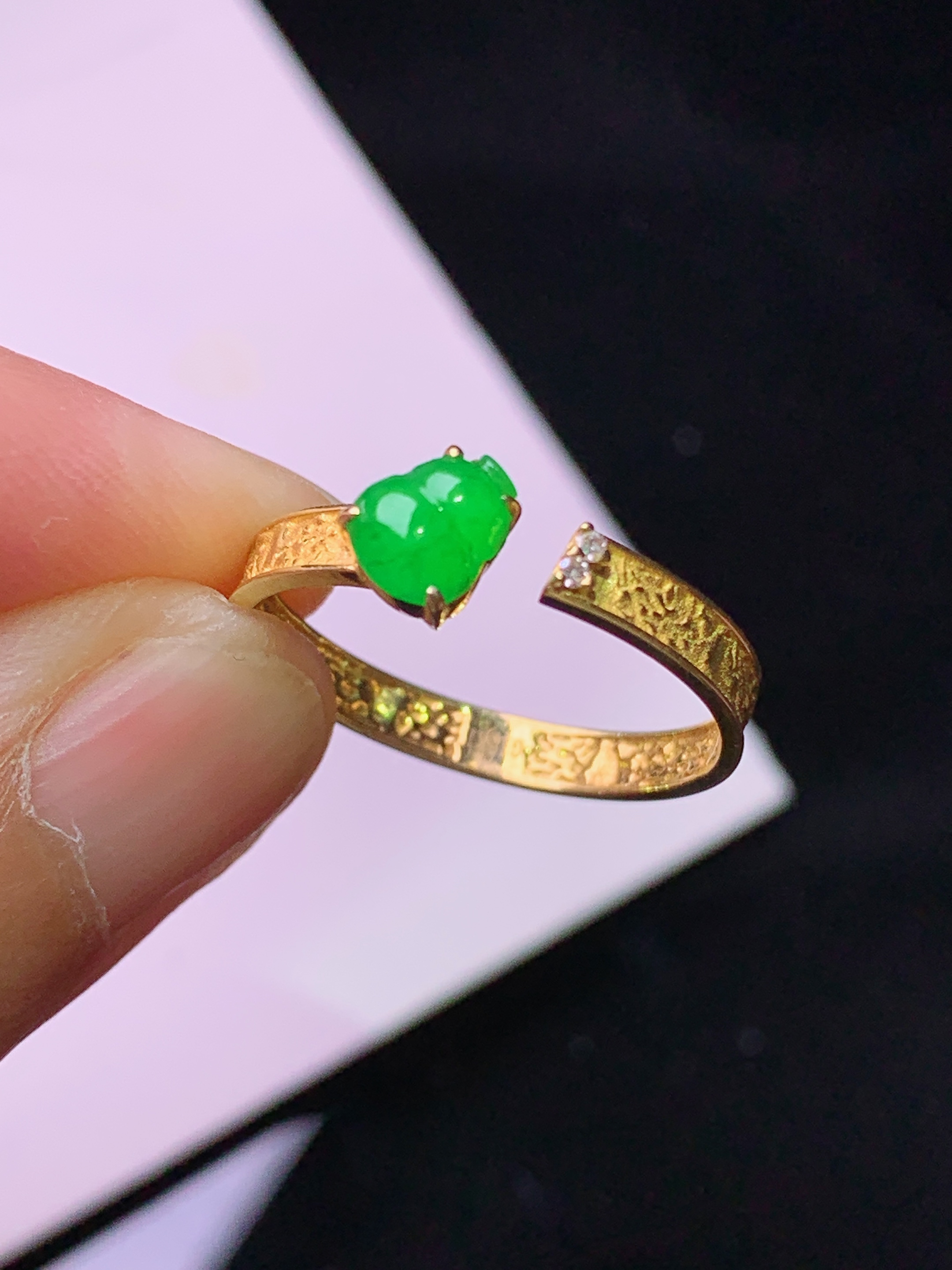 18k金钻镶嵌吊坠 玉质细腻 色泽艳丽清新 水润亮眼 圈口14 裸石尺寸5.6*5*2b1