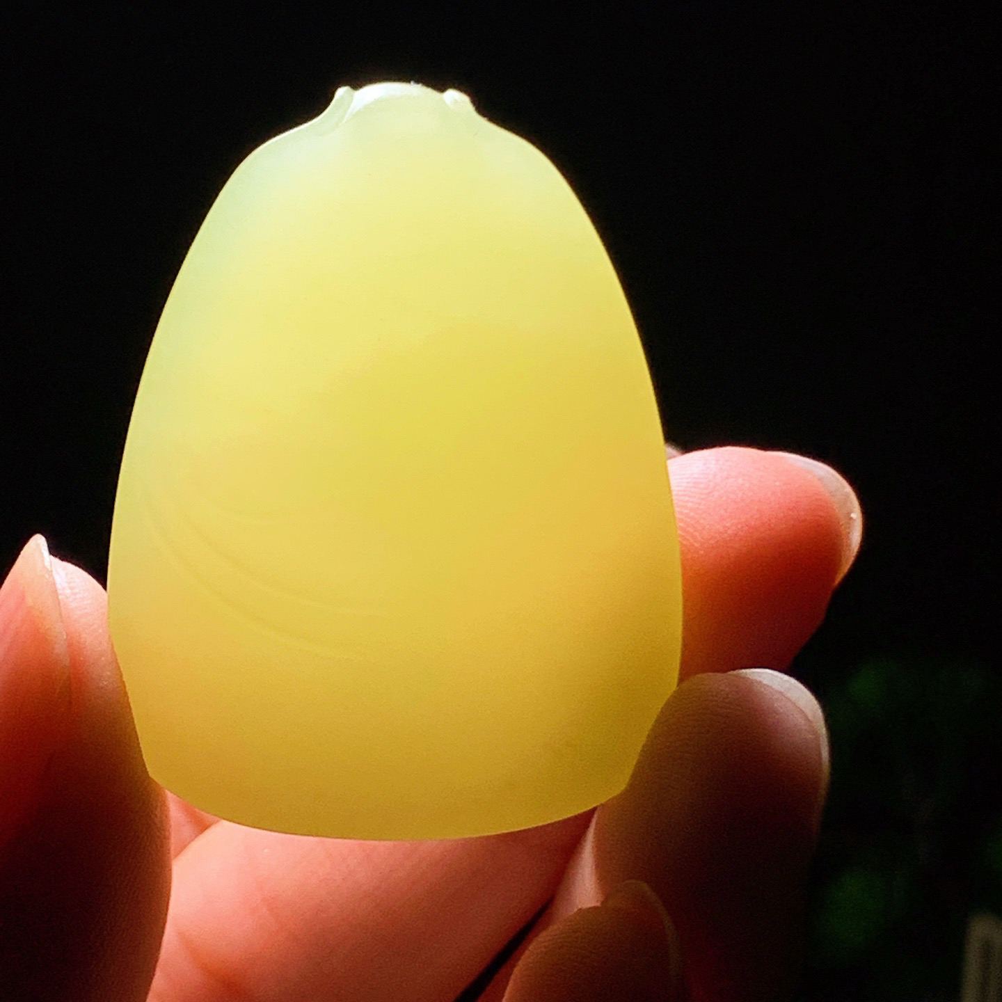 新疆若羌黄口料平安无事牌牌子挂件。尺寸40/30/8重21.5克 无裂无杂 玉质细腻油润 底色纯净 脂粉好，品质好。lt260401