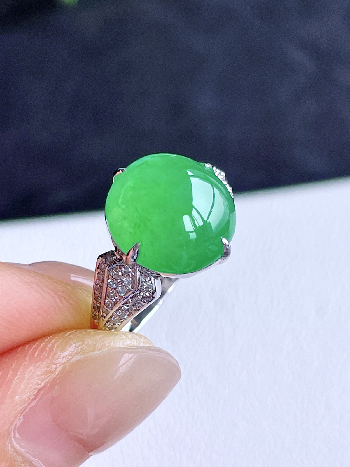 冰阳绿蛋面戒指 
【整体】12.9-12.4-7.5
【圈口】14号