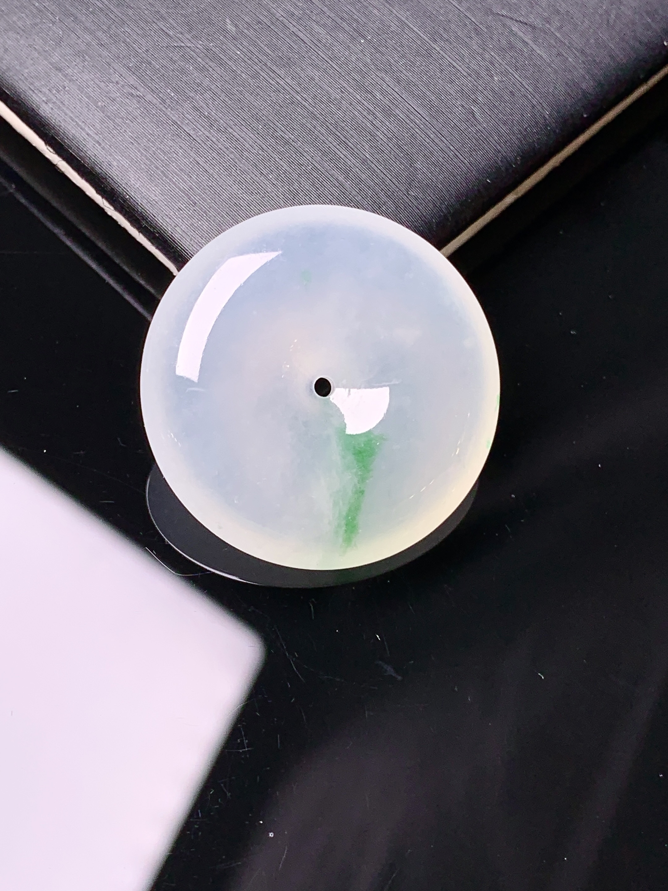 冰种平安扣吊坠 玉质细腻 色泽艳丽清新 水润亮眼 整体尺寸24.3*5.5x1