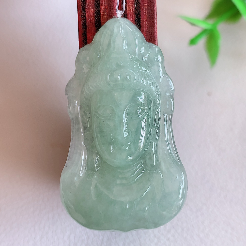 冰润精雕观音吊坠，法相端庄大气，工艺精湛，种色浓郁，细腻饱满冰润，种老水足，收藏佳品，佩戴大气  W